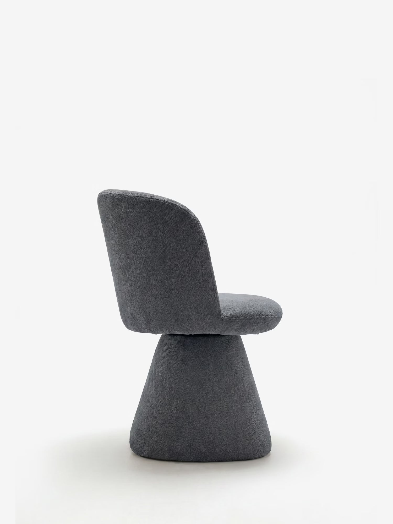 La sedia moderna Talia di Divani.Store presenta uno schienale e una seduta arrotondati in morbida ciniglia certificata OEKO-TEX®, con una base imbottita dalla forma scultorea a cono, per un design minimalista in grigio scuro su sfondo bianco.