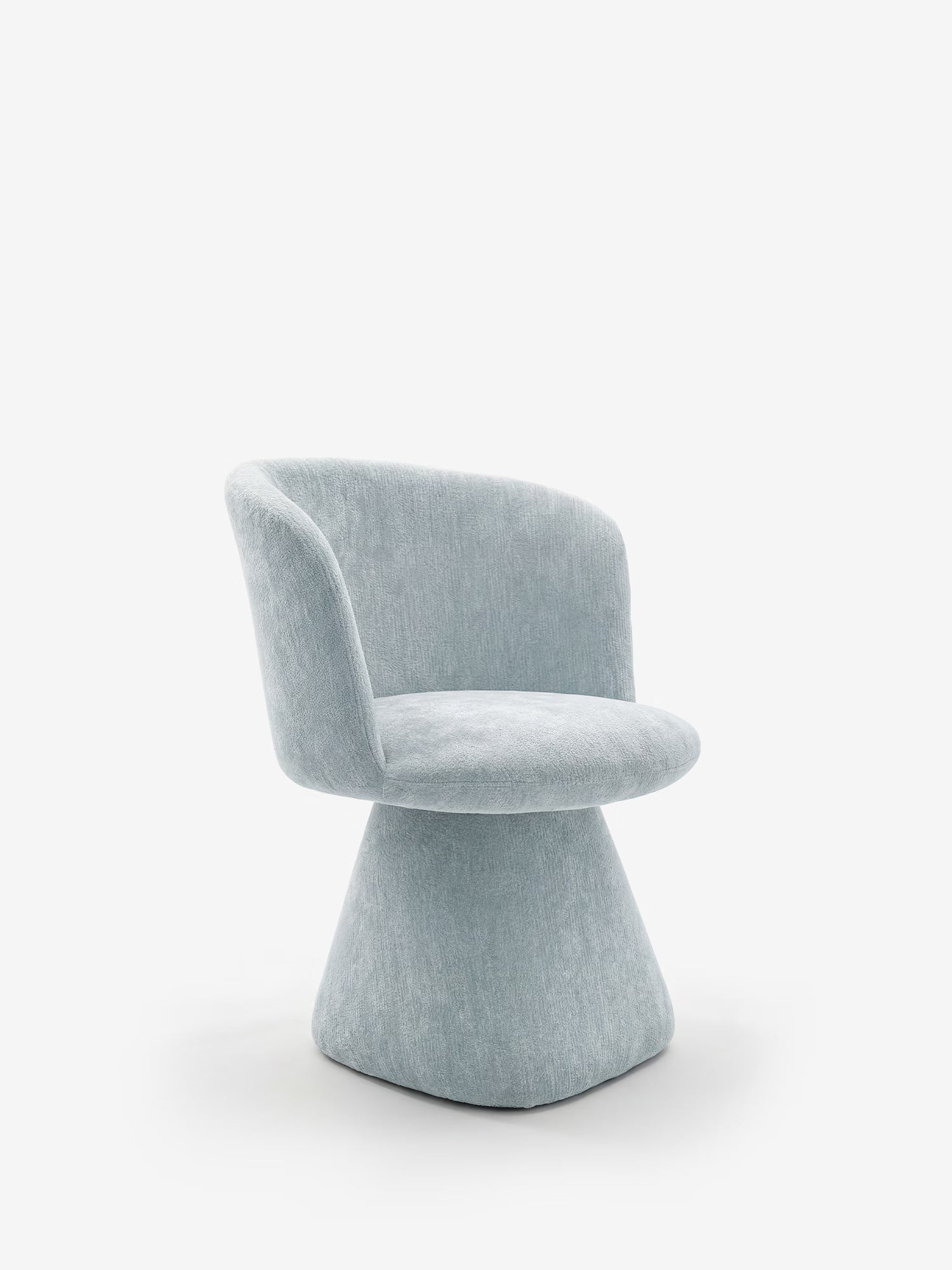 La sedia moderna Talia, imbottita in morbido tessuto ciniglia OEKO-TEX® di Divani.Store, presenta uno schienale e una seduta curvi e imbottiti, oltre a un’ampia base a forma di cono che le conferisce un aspetto robusto ed elegante su uno sfondo bianco a tinta unita.