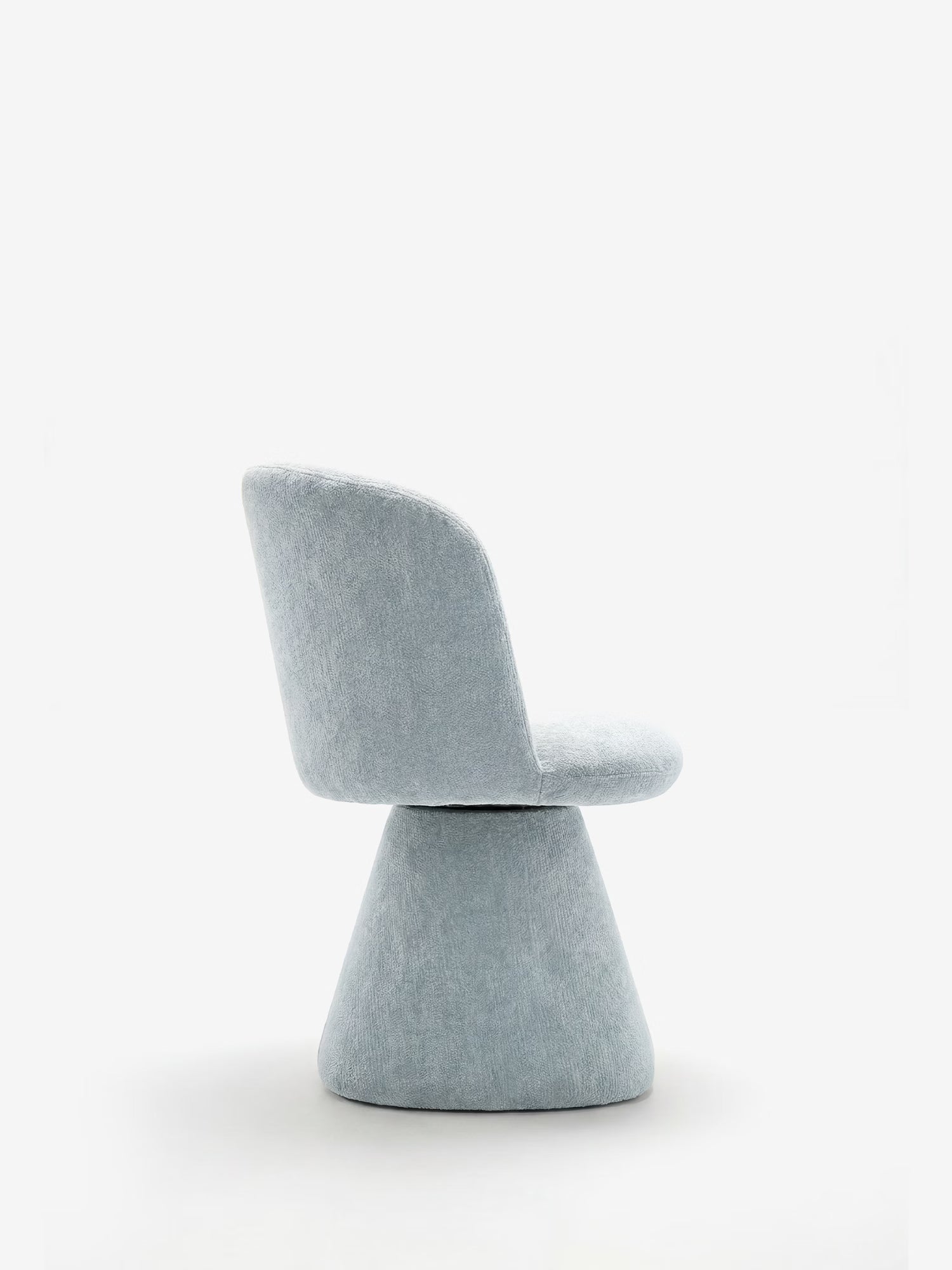 La sedia moderna Talia di Divani.Store è imbottita in morbido tessuto ciniglia OEKO-TEX® azzurro e presenta una base rivestita con schienale arrotondato, seduta ampia e design minimalista, ideale per un ambiente contemporaneo.