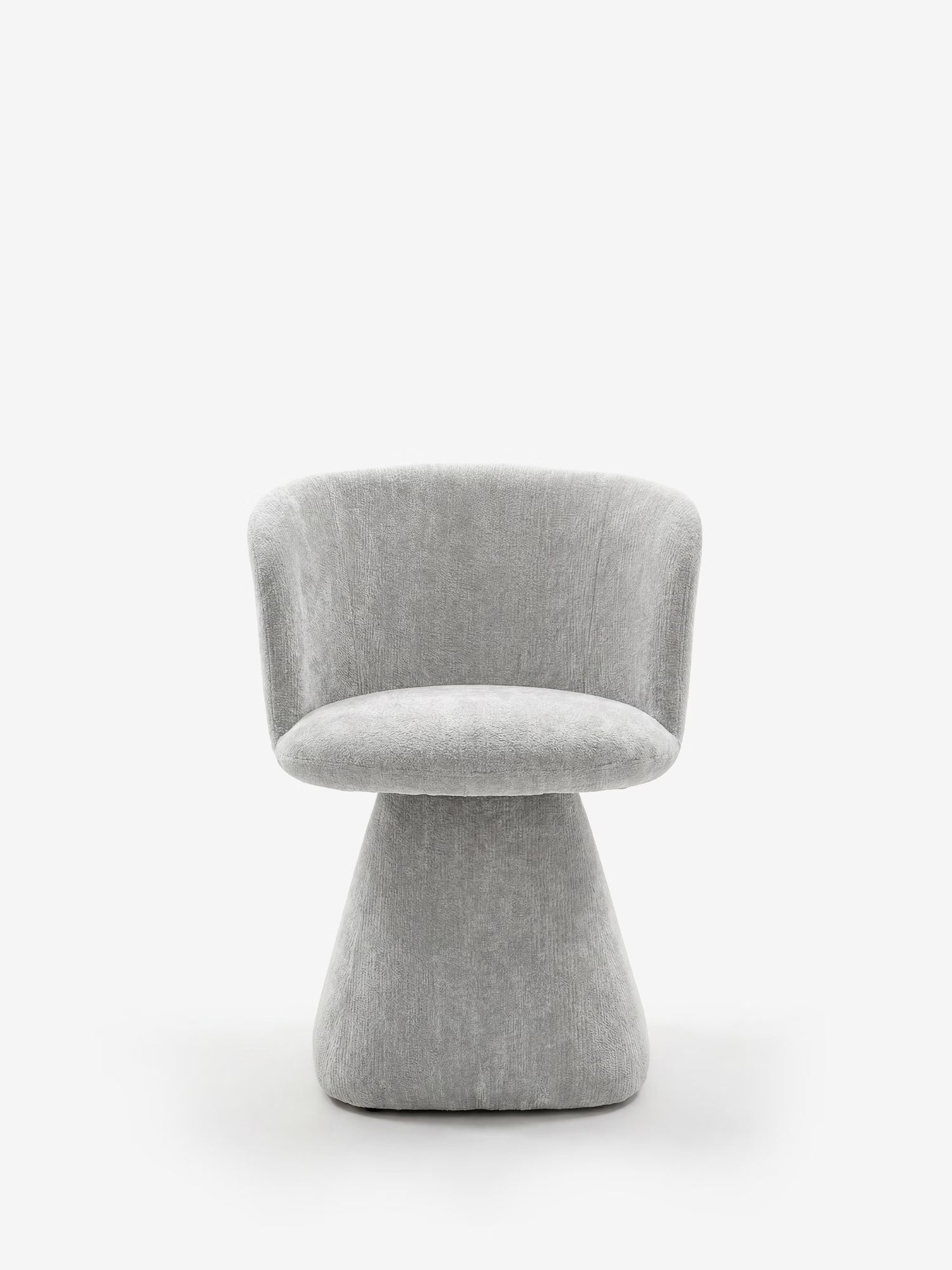La sedia moderna Talia di Divani.Store presenta schienale e seduta arrotondati, imbottiti in tessuto ciniglia OEKO-TEX® grigio chiaro, con un’ampia base rivestita che si assottiglia verso l’alto, creando un look scultoreo e minimalista su sfondo bianco.