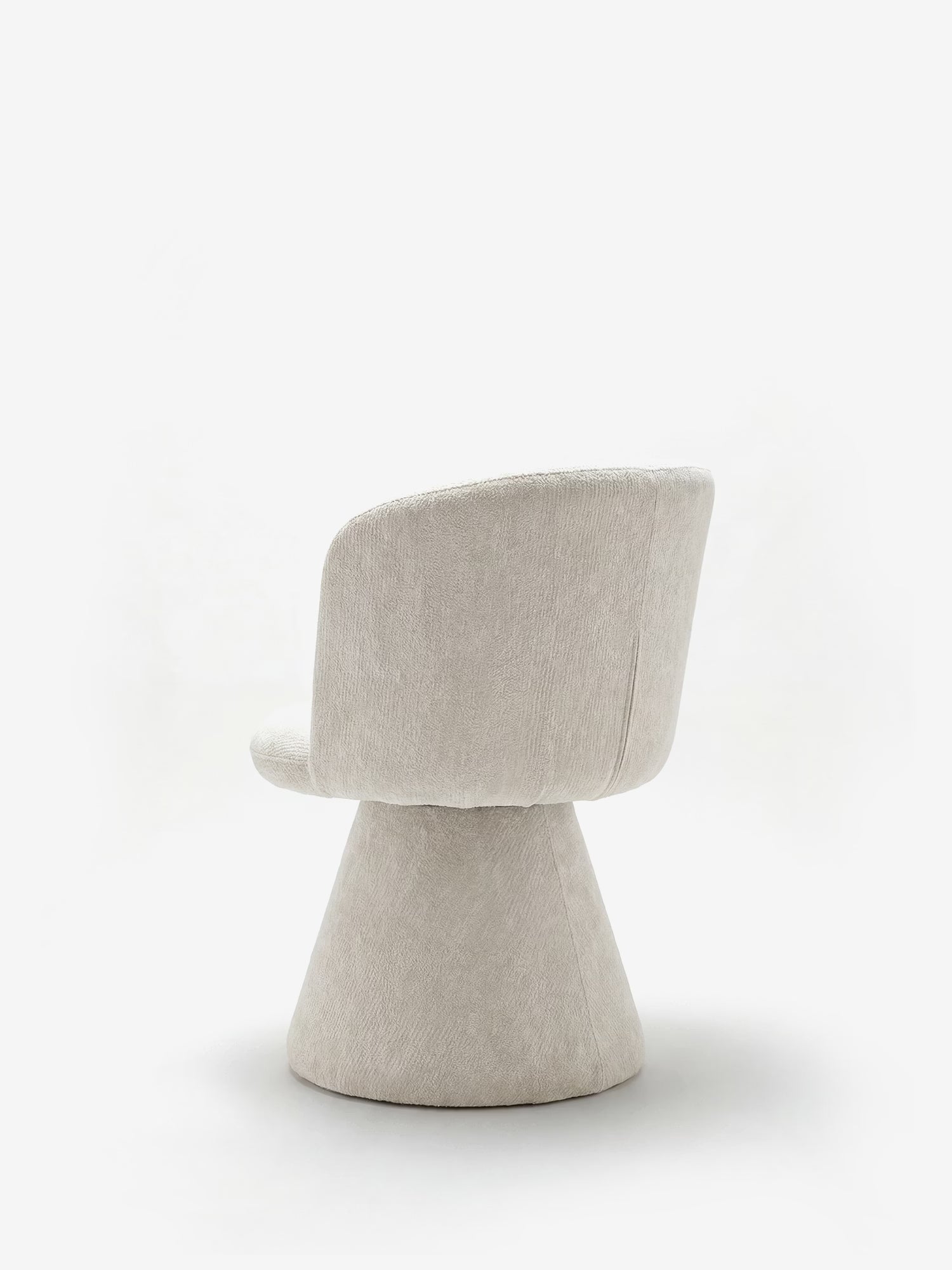 La Talia, una sedia moderna di Divani.Store, imbottita in morbido tessuto ciniglia OEKO-TEX® e con base rivestita, presenta un design minimalista con schienale curvo e bordi arrotondati; nella vista laterale obliqua appare in beige chiaro su sfondo bianco.