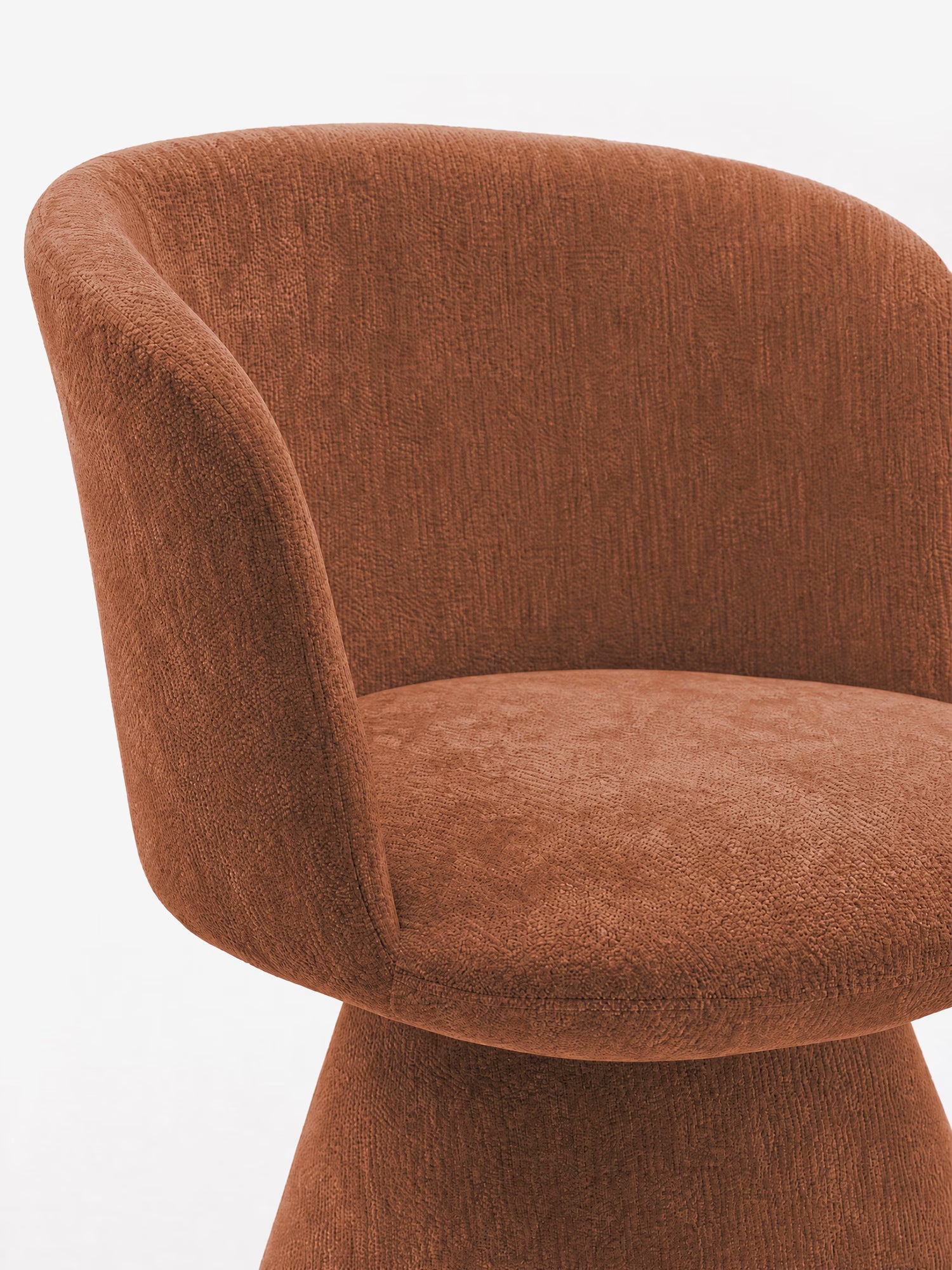 Un primo piano della sedia moderna imbottita Talia di Divani.Store, caratterizzata da schienale e seduta curvi in morbido tessuto ciniglia OEKO-TEX®, bordi arrotondati e una ampia base conica rivestita, su uno sfondo bianco a tinta unita.