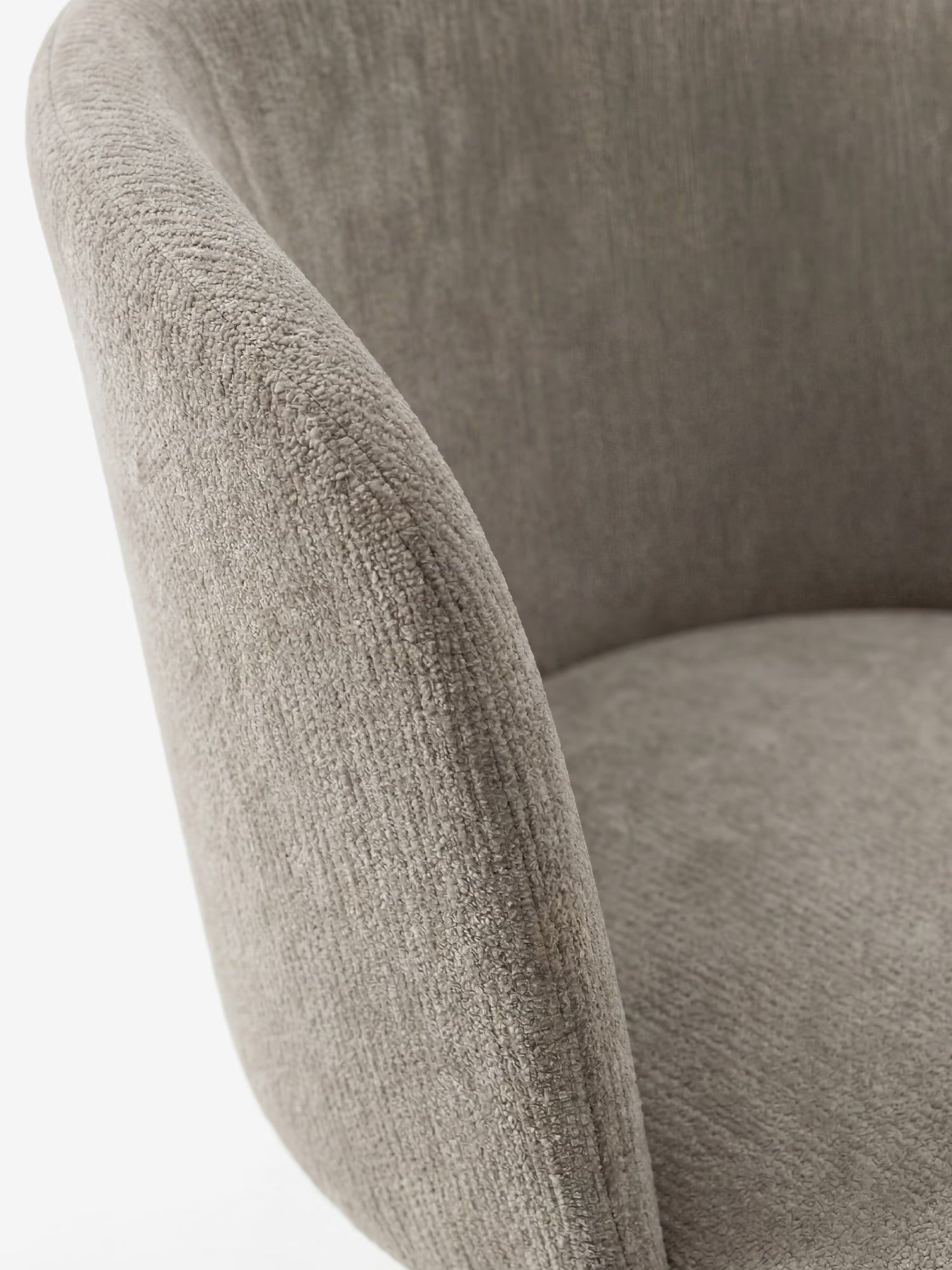 Primo piano della sedia moderna imbottita Talia di Divani.Store, caratterizzata da un rivestimento in ciniglia grigio chiaro certificato OEKO-TEX® e da uno schienale curvo, su uno sfondo bianco a tinta unita.