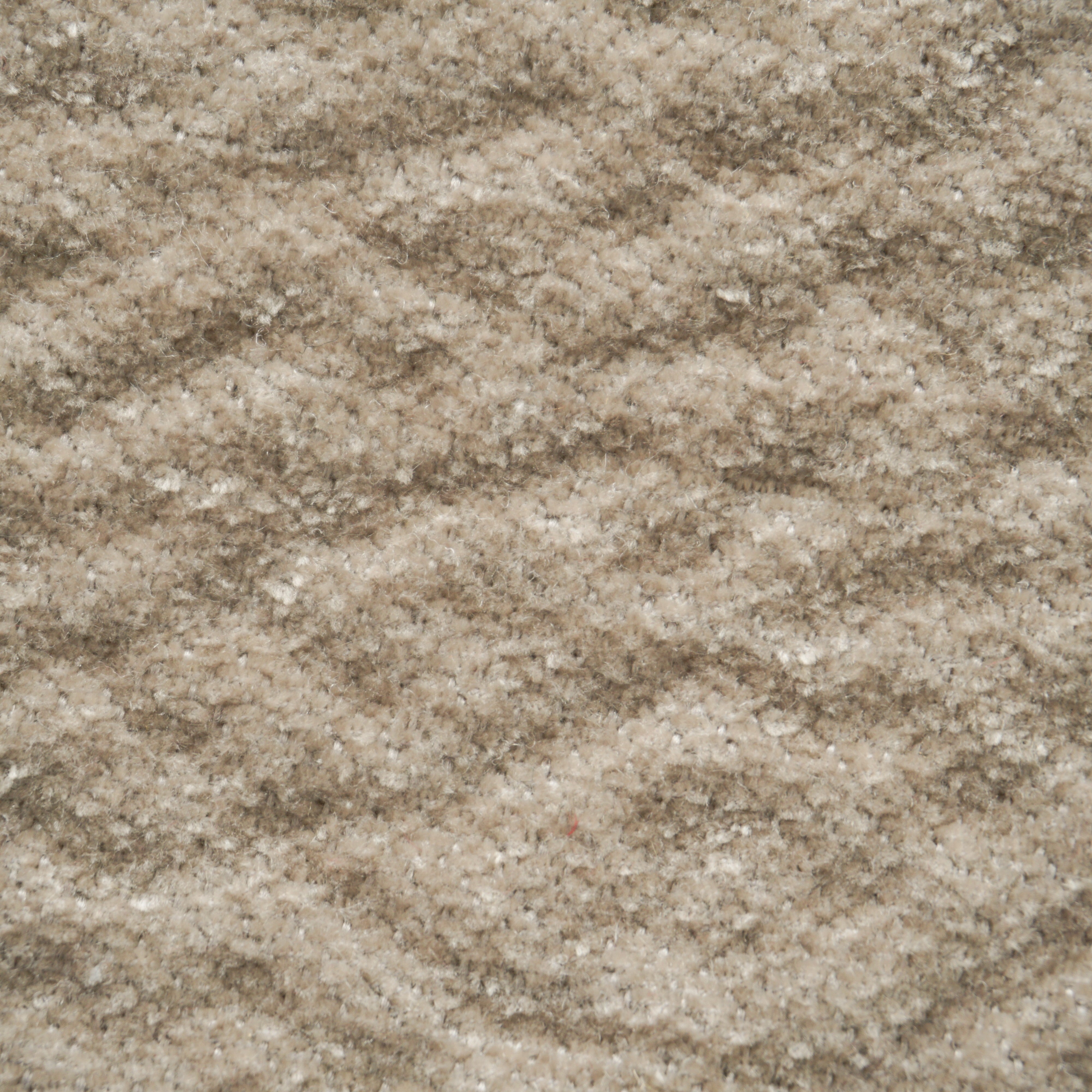 Primo piano del tappeto T27 Brezza di Divani.Store: un motivo ondulato beige e marrone chiaro in morbide fibre simili alla ciniglia. L'elegante tessuto, resistente alle macchie, offre una texture scintillante e una ricca profondità su tutta la superficie.