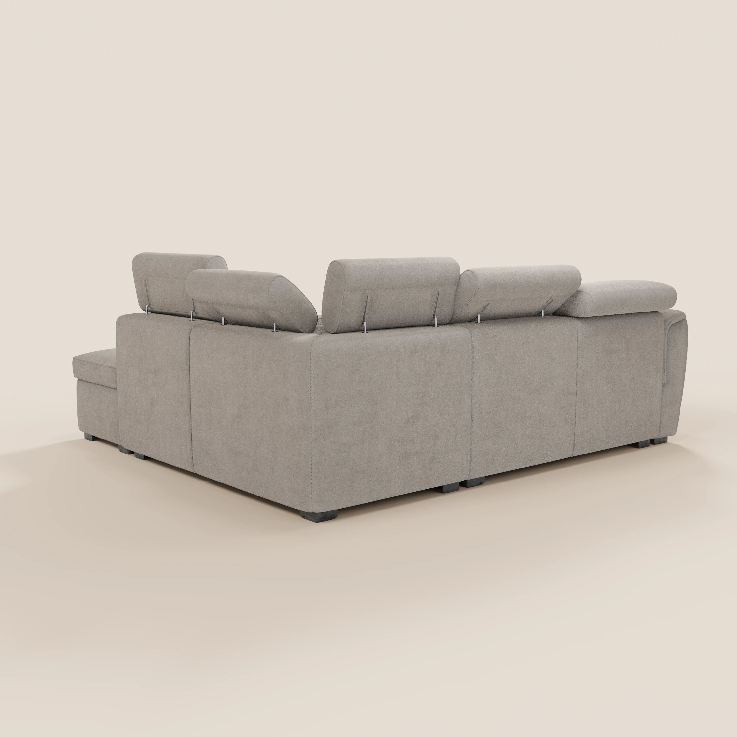 Il divano angolare reversibile Titano di Divani.Store, realizzato in tessuto smacchiabile Oeko-Tex® e dotato di poggiatesta reclinabili, seduta estraibile e pouf contenitore, presenta linee pulite e un design minimalista, come si può vedere nella foto che ne mostra il retro e il lato sinistro su uno sfondo bianco sporco.