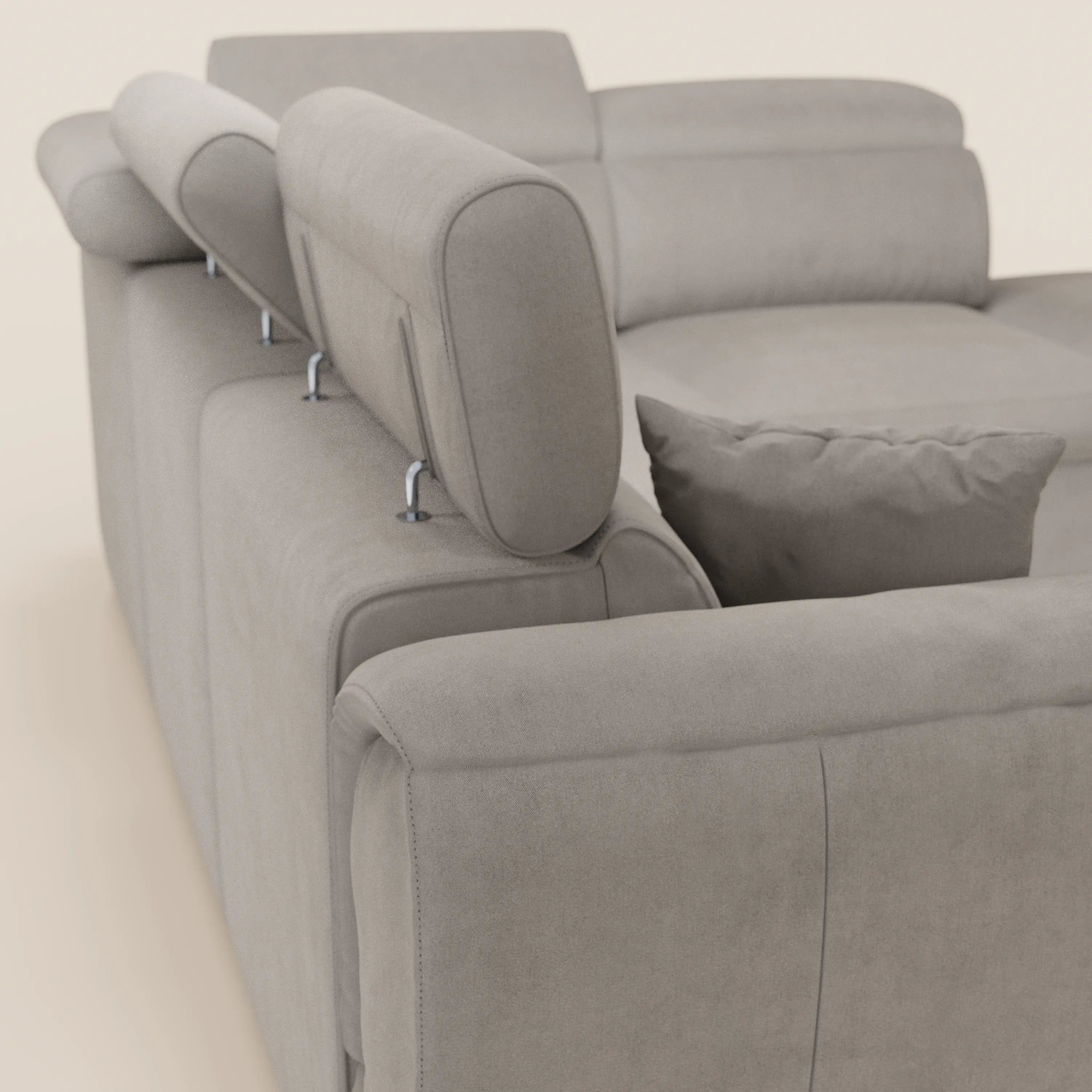 Una vista dettagliata di Titano, il divano angolare reversibile di Divani.Store, dotato di poggiatesta reclinabili, letto estraibile, pouf contenitore e tessuto antimacchia certificato Oeko-Tex®: il design elegante del divano è ben visibile sia dal retro che di lato.