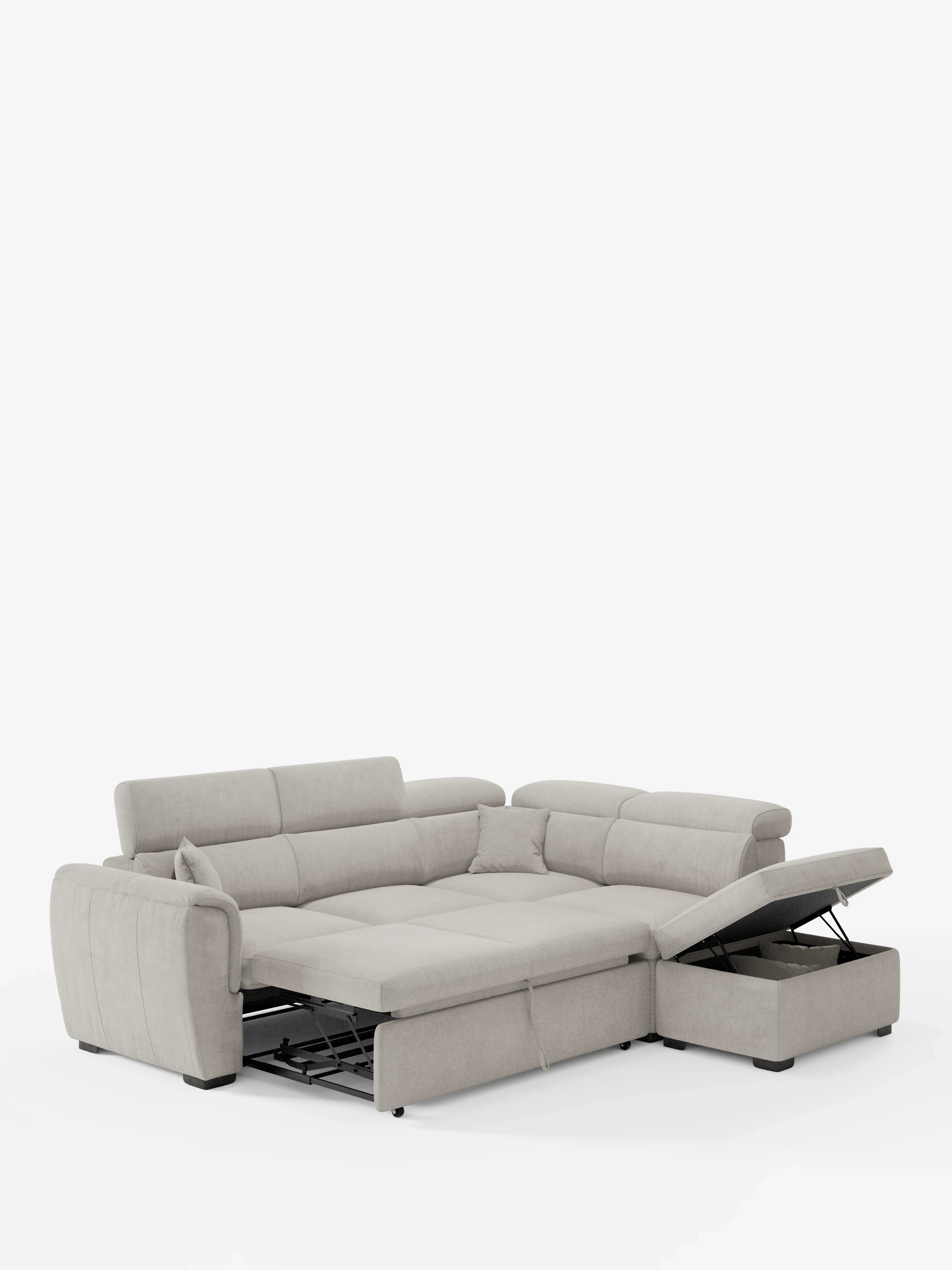 Il divano angolare reversibile con letto estraibile e pouf contenitore Titano di Divani.Store è presentato in tessuto grigio chiaro, nella configurazione da letto. Questo divano letto moderno e funzionale è dotato di ampi braccioli, poggiatesta regolabili e un vano portaoggetti aperto all’interno della sezione chaise longue. Rivestito in tessuto Smacchiabile Oeko-Tex®, risalta su uno sfondo bianco a tinta unita.