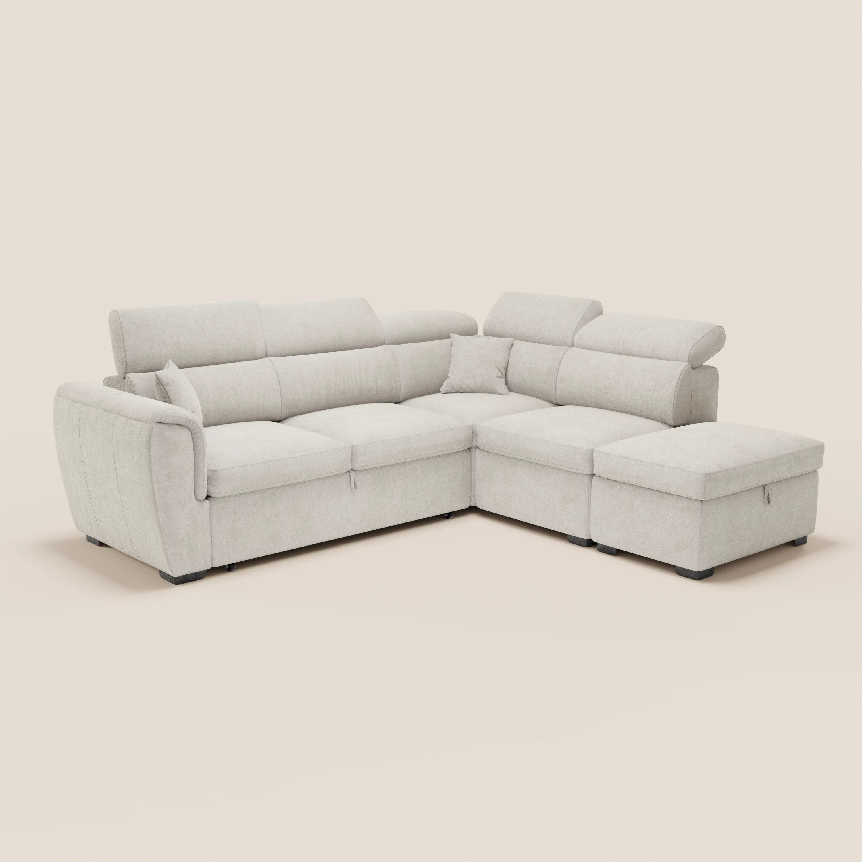 Il divano angolare reversibile Titano di Divani.Store, realizzato in tessuto smacchiabile Oeko-Tex®, è dotato di poggiatesta reclinabili, sedute ampie, penisola chaise longue, vano estraibile e pouf contenitore per garantire il massimo comfort e funzionalità.