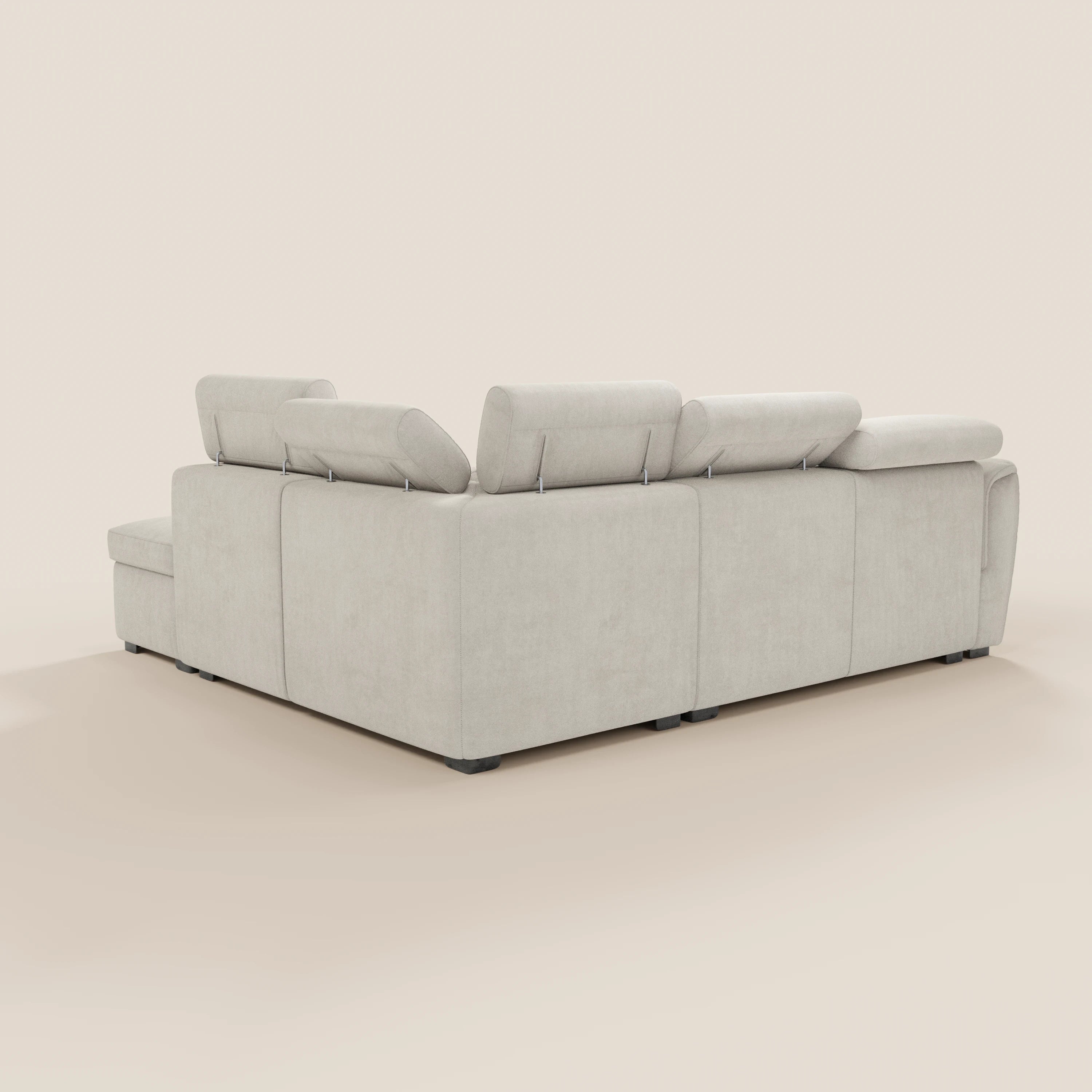 Il divano angolare reversibile Titano di Divani.Store, con pouf contenitore, sedute estraibili e poggiatesta reclinabili in tessuto smacchiabile Oeko-Tex®, è raffigurato in beige chiaro su sfondo bianco, con linee moderne e cuscini spessi.
