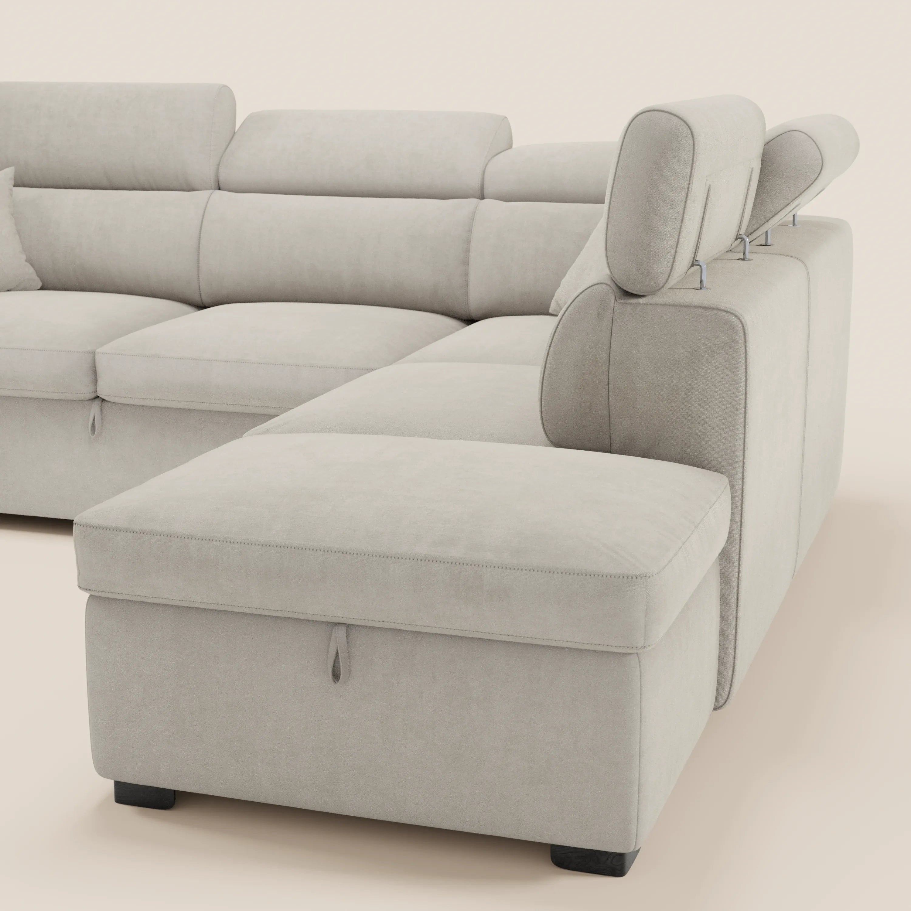 Il divano angolare reversibile Titano di Divani.Store, realizzato in tessuto smacchiabile Oeko-Tex®, è dotato di poggiatesta reclinabili, chaise longue con contenitore estraibile e pouf contenitore. Linee moderne, cuciture discrete e piedini bassi neri su sfondo bianco crema.