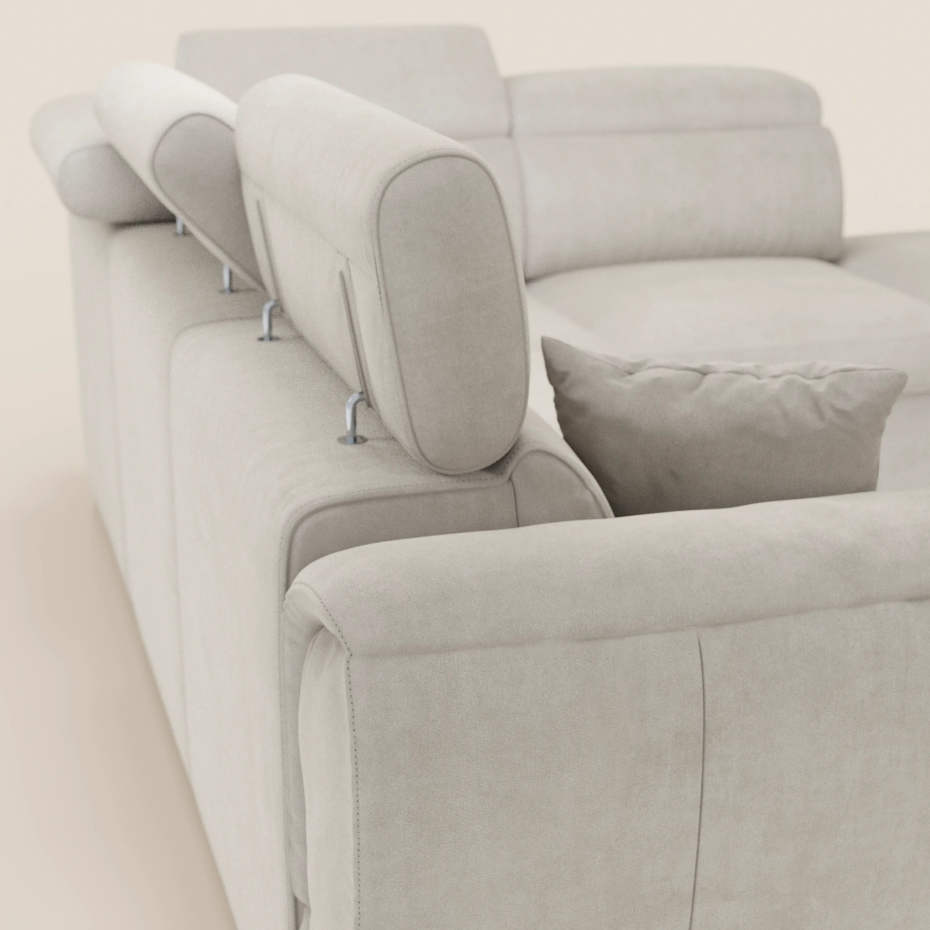 Un primo piano del divano angolare reversibile con letto estraibile e pouf contenitore "Titano" di Divani.Store, dotato di poggiatesta reclinabili e morbido tessuto smacchiabile certificato Oeko-Tex® per un comfort e uno stile moderni.