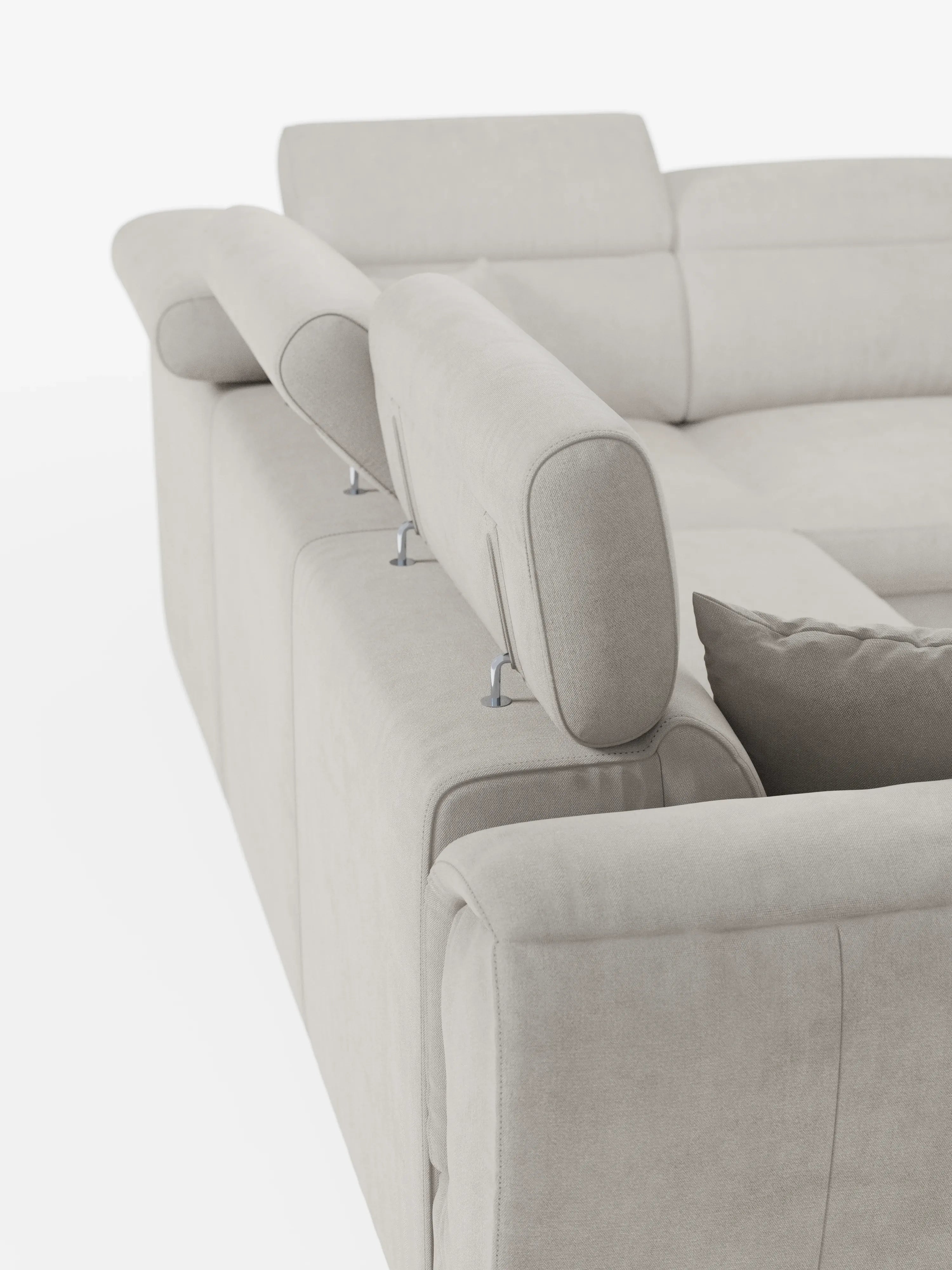 Il divano angolare reversibile con letto estraibile e pouf contenitore Titano di Divani.Store, dotato di poggiatesta reclinabili in morbido tessuto Oeko-Tex® resistente alle macchie, è presentato in diverse configurazioni. Il rivestimento beige chiaro appare accogliente, impreziosito da un cuscino coordinato sulla seduta. Uno sfondo bianco a tinta unita mette in risalto il design contemporaneo e le caratteristiche versatili del divano.