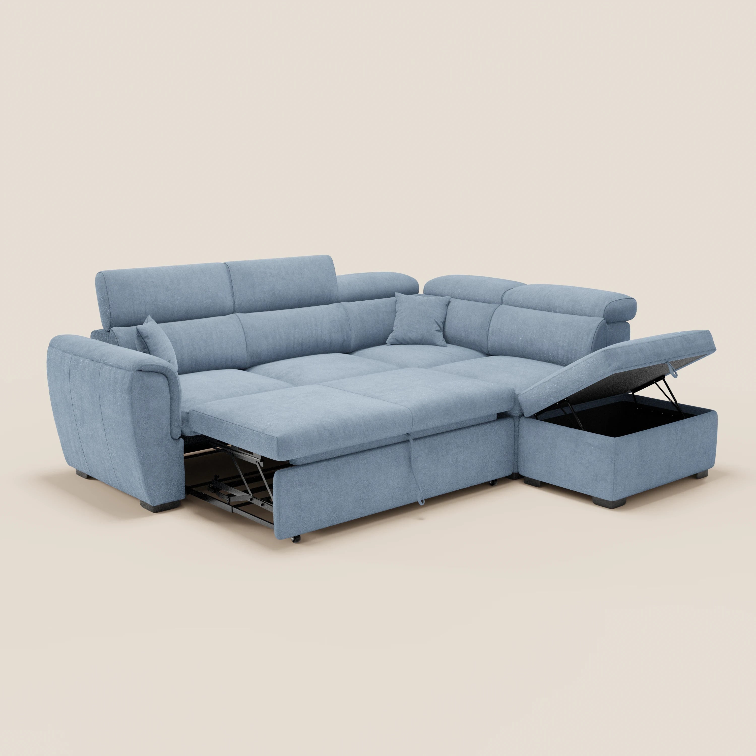 Il divano angolare reversibile Titano di Divani.Store, realizzato in tessuto smacchiabile Oeko-Tex®, è dotato di poggiatesta reclinabili, letto estraibile e pouf contenitore con chaise longue aperta. Due cuscini coordinati; sfondo beige a tinta unita.