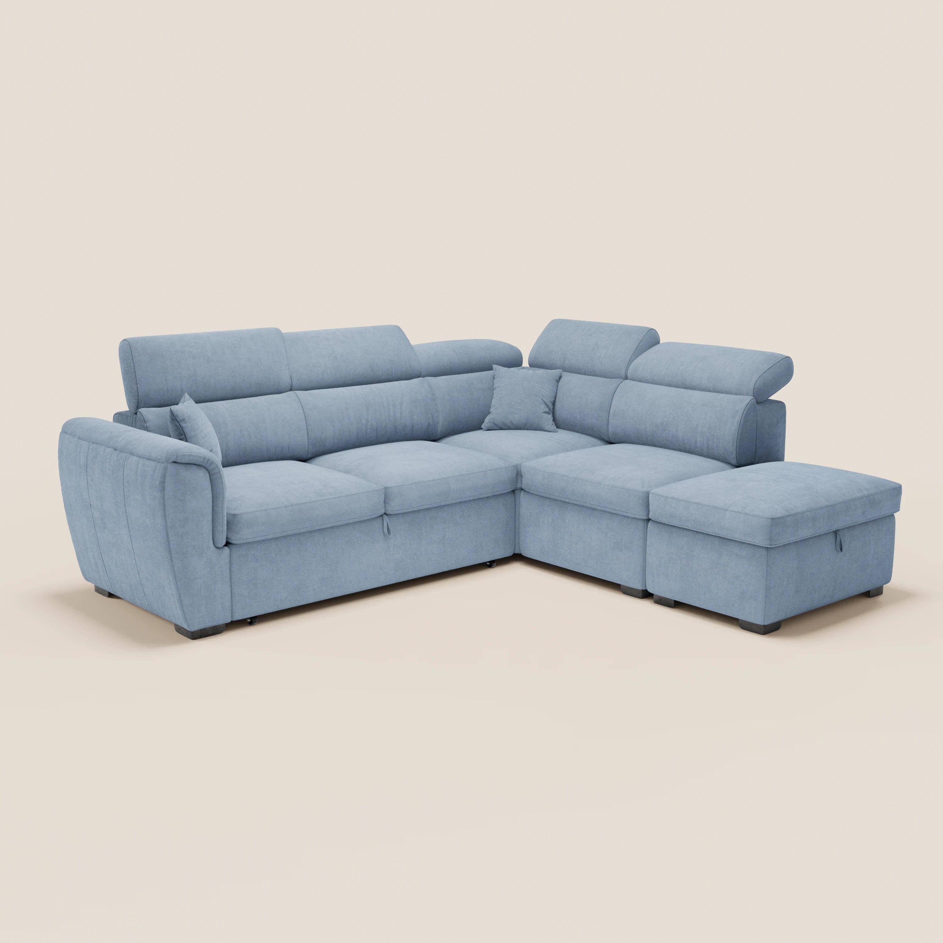 Il divano angolare reversibile Titano di Divani.Store, realizzato in tessuto smacchiabile Oeko-Tex®, è dotato di poggiatesta reclinabili, schienali imbottiti, braccioli su entrambi i lati e pouf contenitore. Presentato su uno sfondo beige chiaro.