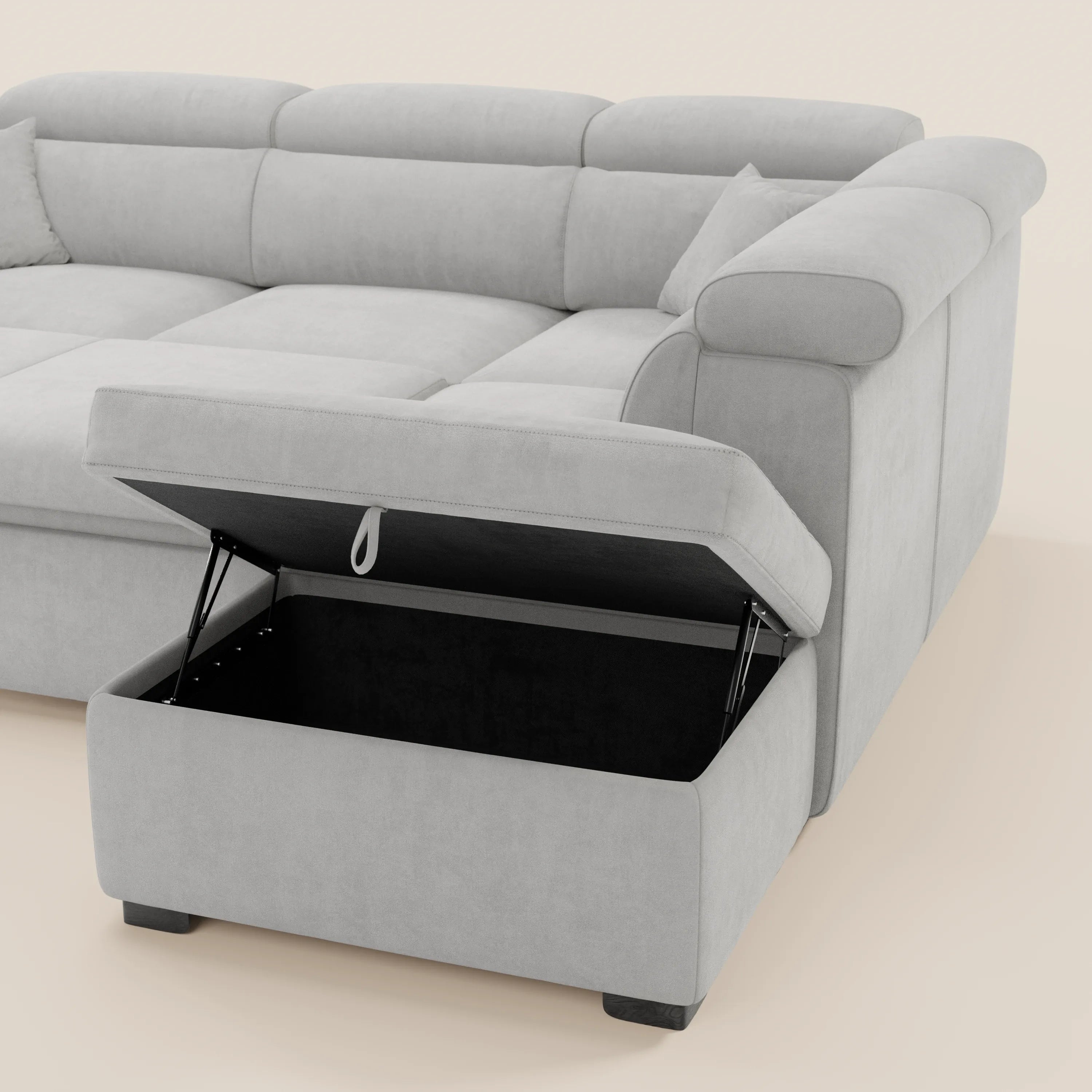 Il divano angolare reversibile Titano di Divani.Store, realizzato in tessuto grigio smacchiabile Oeko-Tex®, è dotato di poggiatesta reclinabili, pouf contenitore con ampio vano interno nero, piedini corti neri e include un cuscino coordinato.