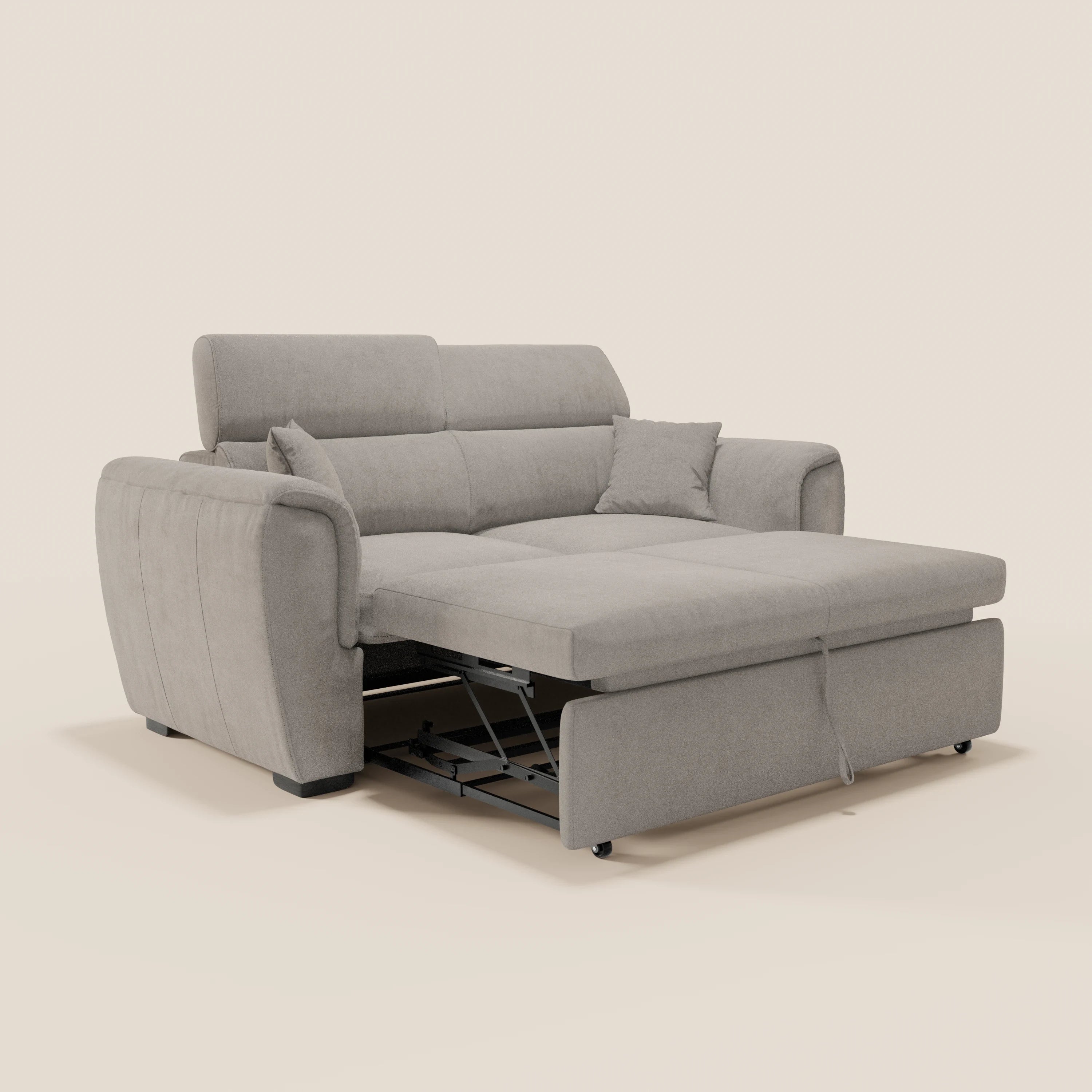 Il divano a 2 posti estraibile Titano di Divani.Store, in tessuto smacchiabile Oeko-Tex®, è raffigurato parzialmente aperto in versione letto con poggiatesta reclinabili e due cuscini coordinati, su uno sfondo chiaro.