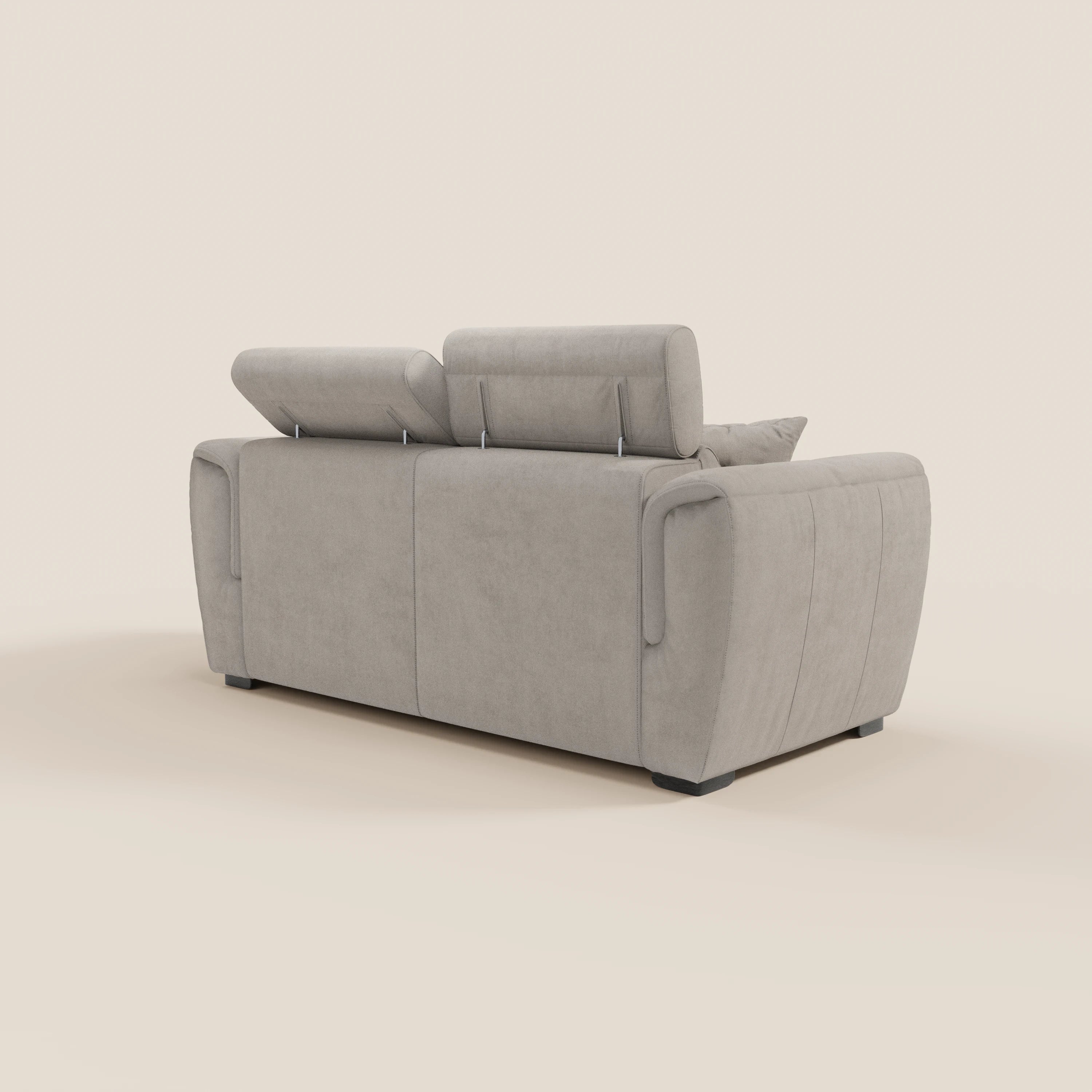 Il divano a 2 posti estraibile Titano di Divani.Store, realizzato in tessuto grigio chiaro Oeko-Tex® antimacchia, è dotato di due poggiatesta regolabili, ampi braccioli e piedini bassi scuri che gli conferiscono un look elegante e moderno sullo sfondo beige.