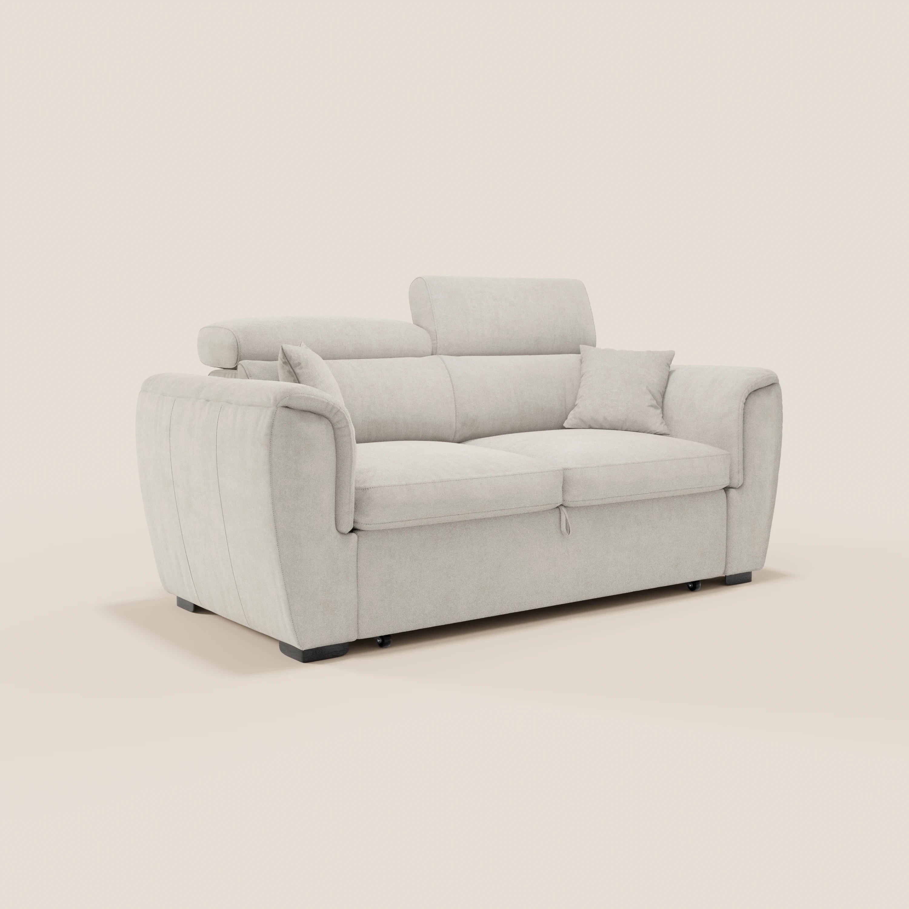 Il divano a 2 posti estraibile Titano di Divani.Store è dotato di poggiatesta regolabili, ampi braccioli, due sedute imbottite, un cuscino decorativo abbinato e piedini a blocco scuri, rivestito in tessuto grigio chiaro Oeko-Tex® antimacchia. Immagine su sfondo bianco sporco.
