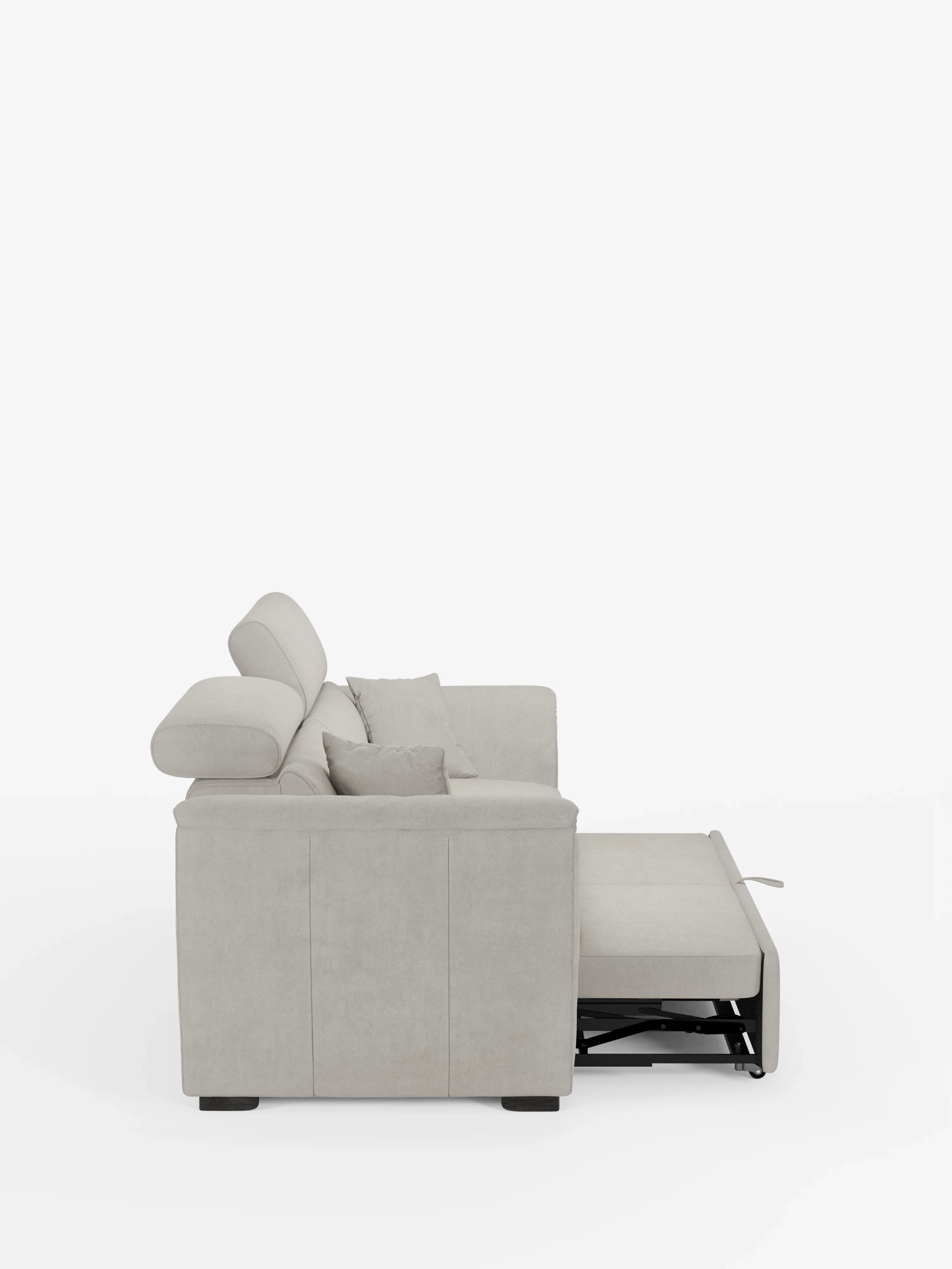 Vista laterale del divano Titano a 2 posti estraibile con poggiatesta reclinabili in tessuto smacchiabile Oeko-Tex® di Divani.Store, qui raffigurato in grigio chiaro con poggiatesta regolabili, due cuscini decorativi e un poggiapiedi allungabile o chaise longue su uno sfondo bianco a tinta unita. Questo piccolo divano moderno si caratterizza per le linee pulite, il design contemporaneo e il meccanismo reclinabile parzialmente visibile.