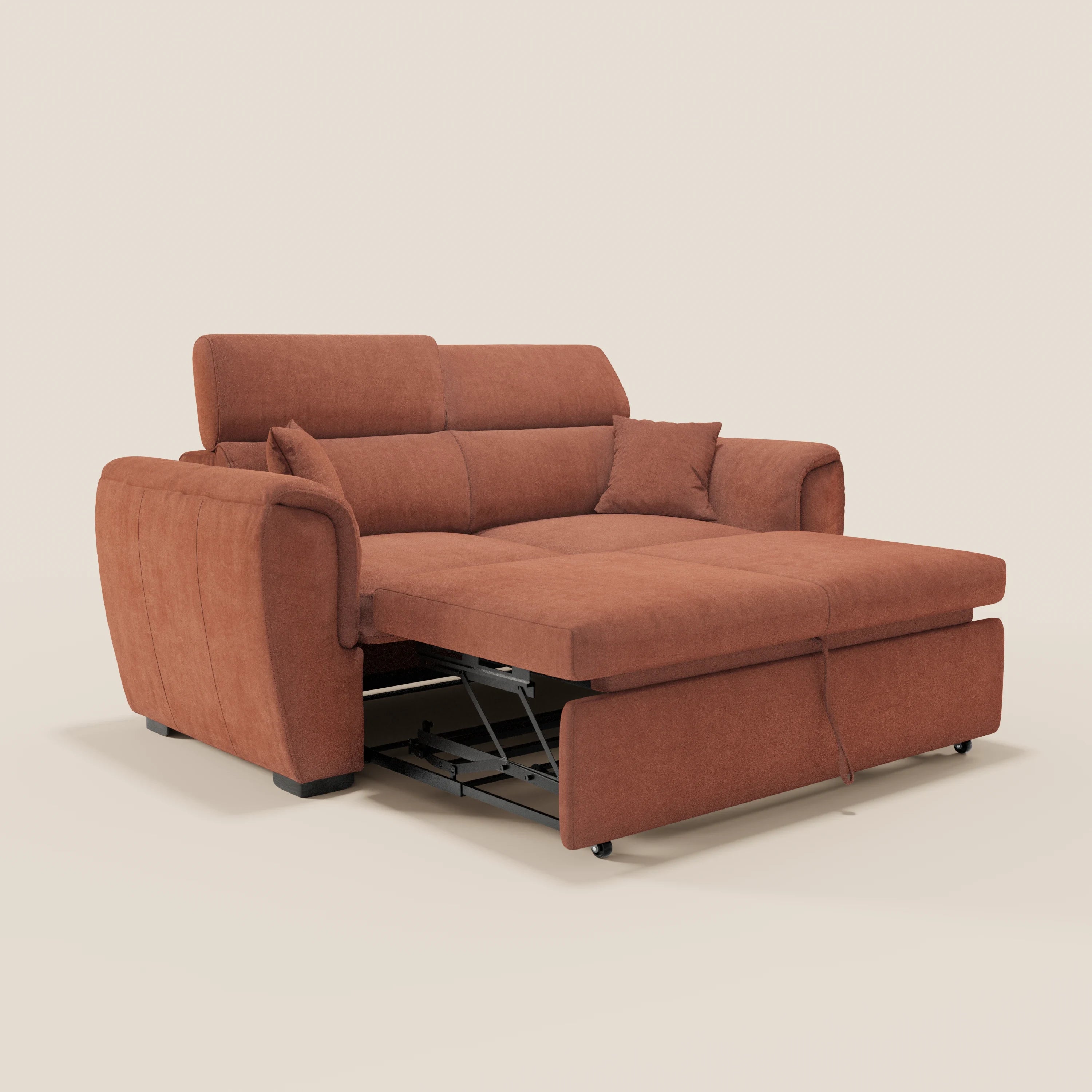 Il divano a 2 posti estraibile Titano di Divani.Store si caratterizza per la tonalità ruggine, i poggiatesta reclinabili, i morbidi cuscini, i due cuscini coordinati e gli ampi braccioli. Il suo design elegante, realizzato in tessuto lavabile certificato Oeko-Tex®, risalta sullo sfondo beige a tinta unita.