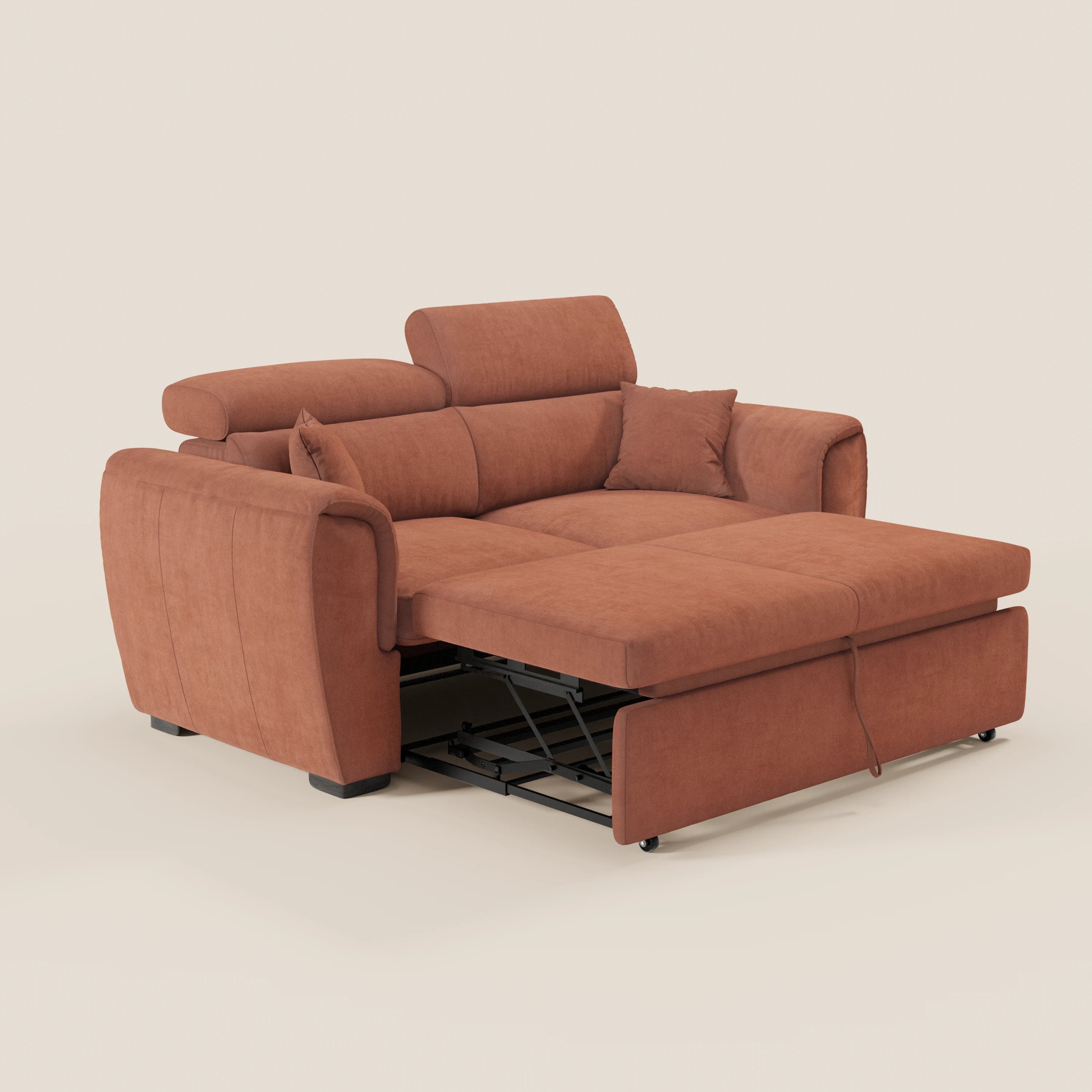 Il divano a 2 posti estraibile Titano di Divani.Store, realizzato in tessuto color ruggine certificato Oeko-Tex® e resistente alle macchie, presenta ampi braccioli, poggiatesta regolabili, due cuscini coordinati e gambe nere su uno sfondo chiaro a tinta unita.
