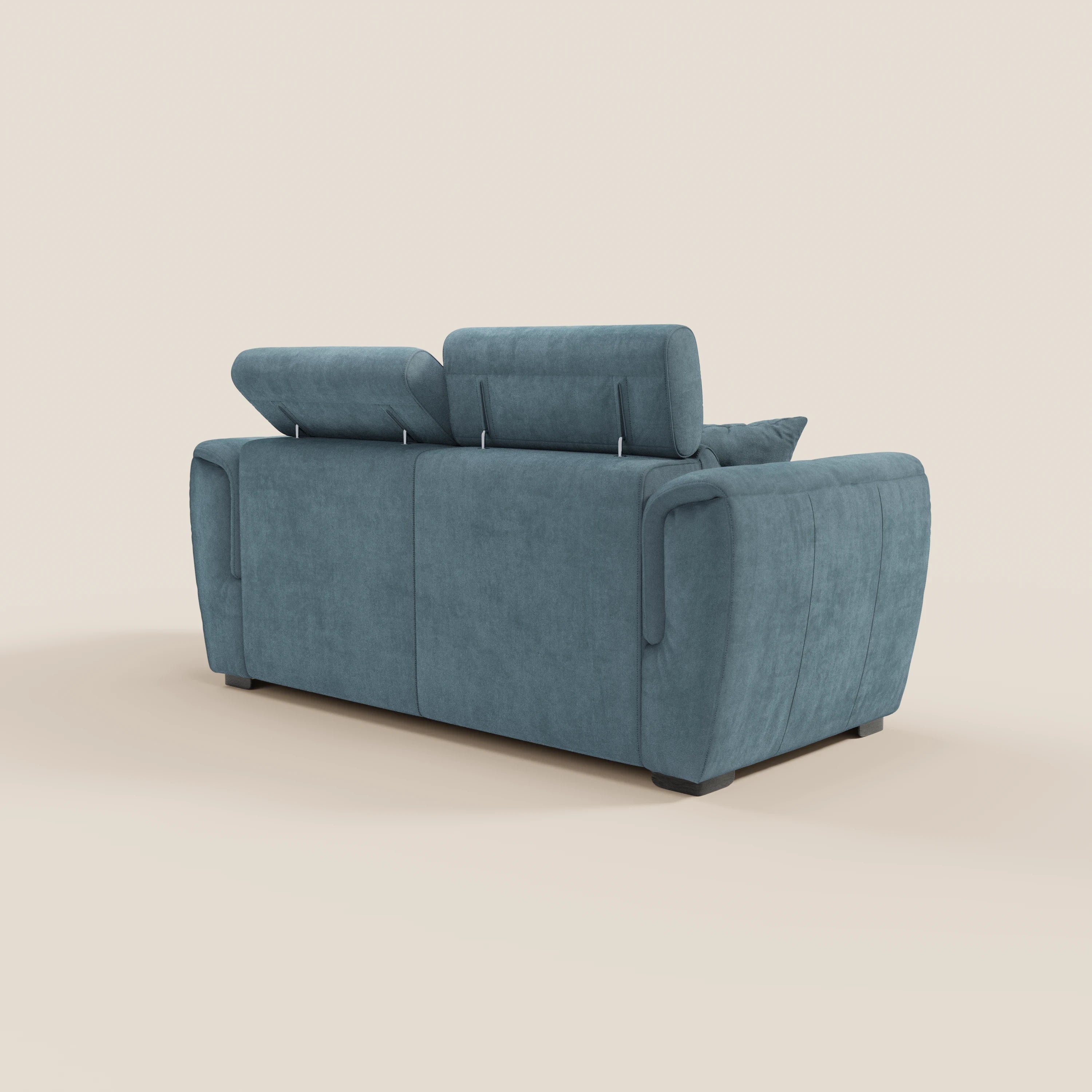 Il divano a due posti Titano di Divani.Store, qui raffigurato di retro in tessuto blu Oeko-Tex® antimacchia, presenta morbidi cuscini, due poggiatesta reclinabili e braccioli arrotondati con cuciture discrete su uno sfondo bianco sporco.