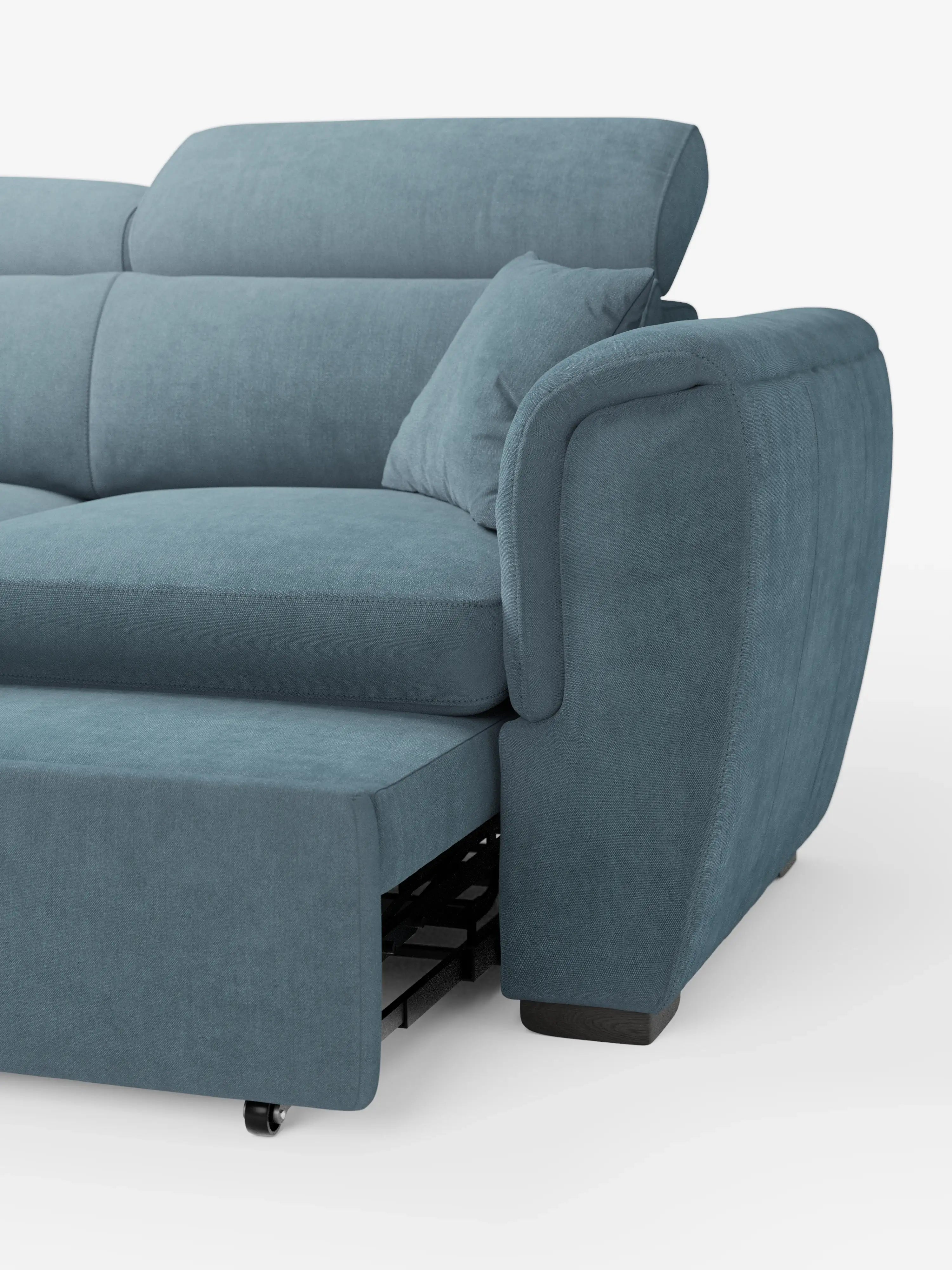 Un primo piano del divano Titano a 2 posti estraibile con poggiatesta reclinabili in tessuto smacchiabile Oeko-Tex® di Divani.Store mostra il bracciolo destro, lo schienale, il cuscino e la sezione estraibile parzialmente estesa sottostante, su uno sfondo bianco a tinta unita. Questo divano compatto è una scelta eccellente per gli spazi abitativi contemporanei.