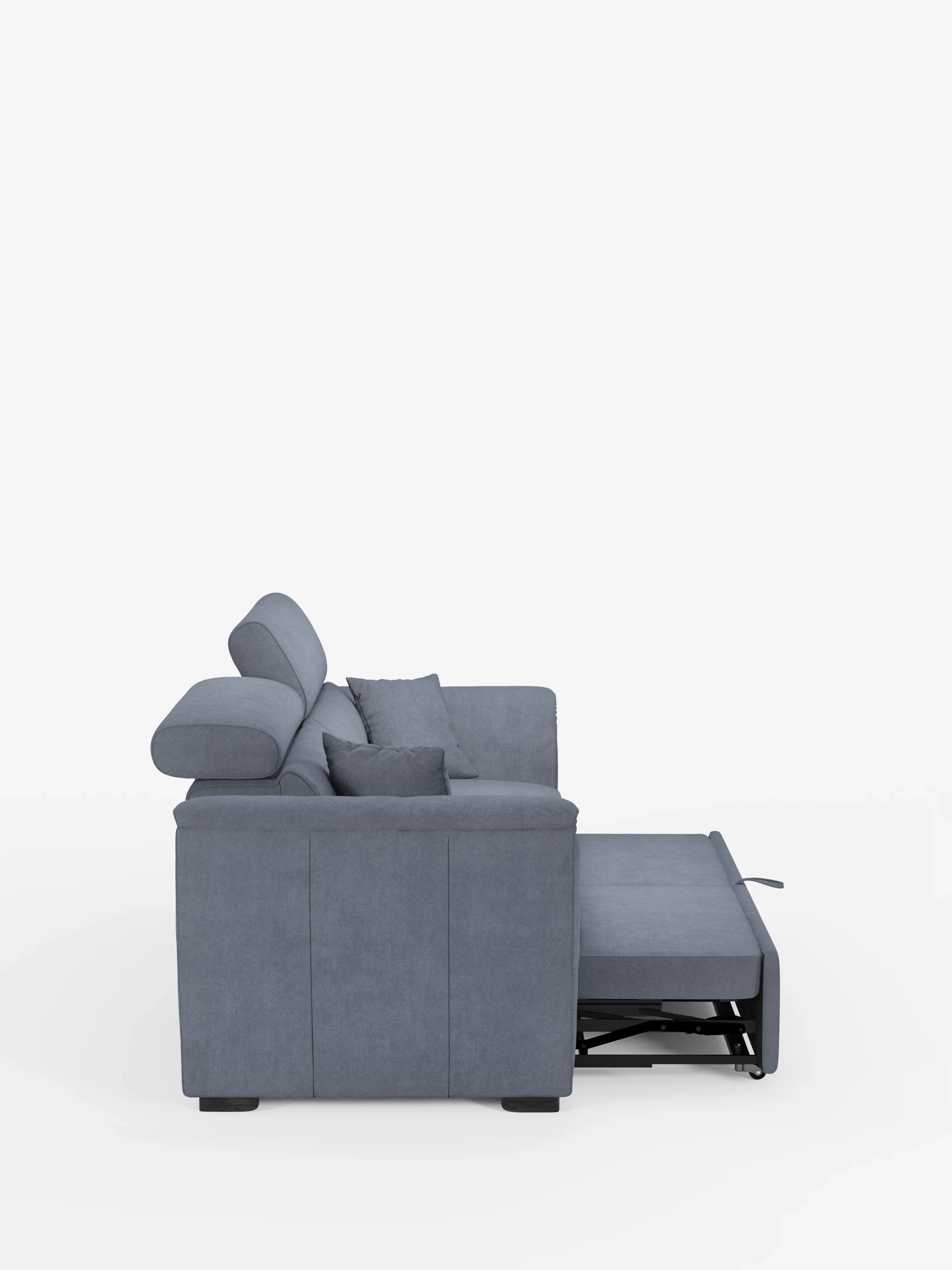 Una vista laterale mostra il divano Titano a 2 posti estraibile con poggiatesta reclinabili in tessuto smacchiabile Oeko-Tex® di Divani.Store, un divano moderno e compatto con rivestimento grigio e morbidi cuscini. La sezione chaise longue si estende verso l’esterno, rivelando la struttura del letto estraibile, mentre lo sfondo bianco a tinta unita ne accentua il design e la struttura contemporanei.