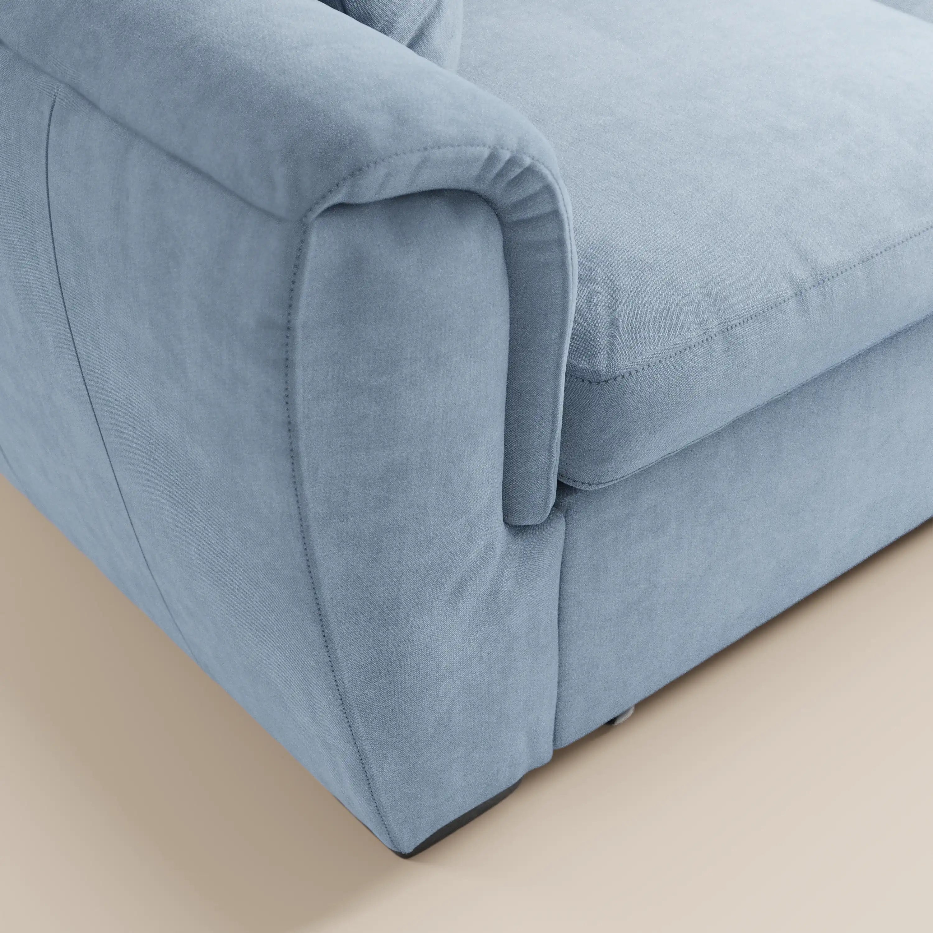 Primo piano del divano a 2 posti estraibile Titano di Divani.Store, caratterizzato da un tessuto azzurro Oeko-Tex® antimacchia, imbottitura morbida, cuciture a vista e poggiatesta regolabili: ideale per interni moderni che puntano su comfort e stile.