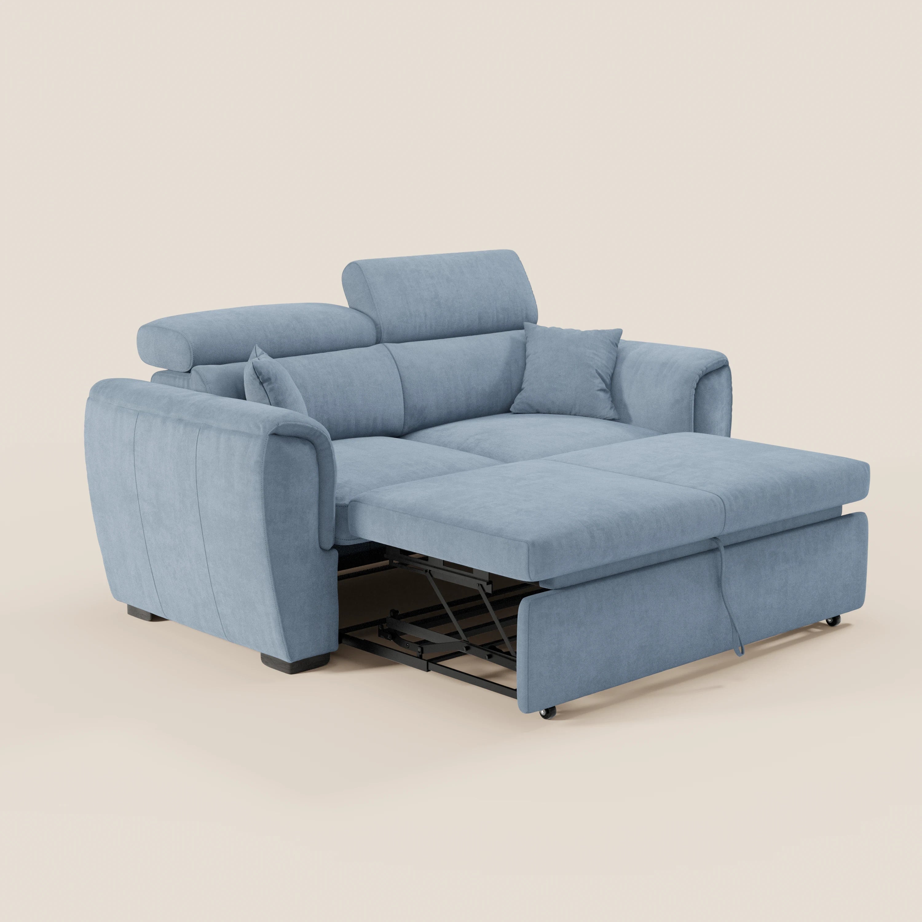 Il divano a 2 posti estraibile Titano di Divani.Store, realizzato in tessuto azzurro Oeko-Tex® antimacchia, è dotato di letto estraibile, due cuscini dello schienale, poggiatesta reclinabili e cuscini decorativi coordinati su sfondo beige.