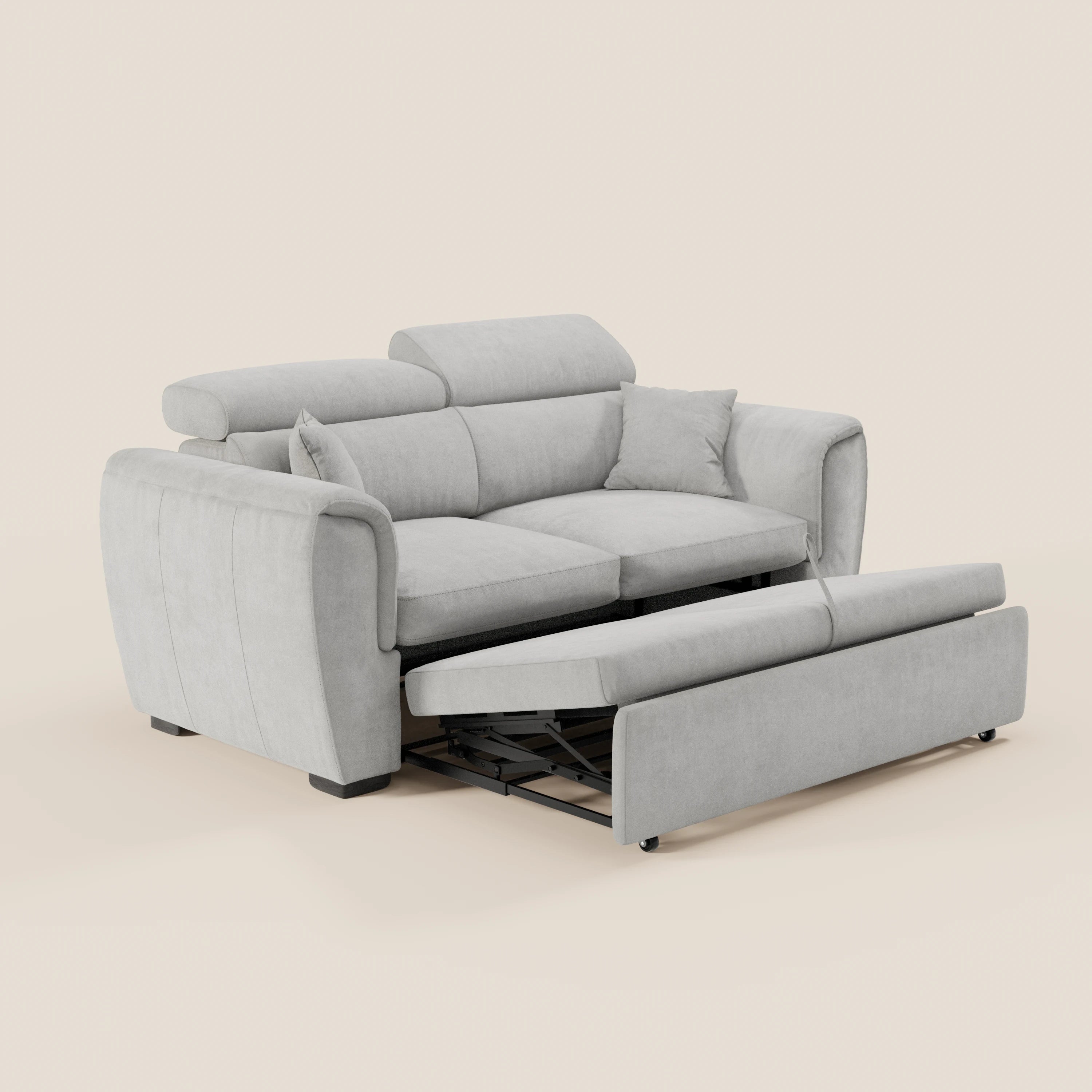 Il divano a 2 posti estraibile Titano di Divani.Store, realizzato in tessuto smacchiabile Oeko-Tex®, è presentato su uno sfondo neutro con poggiatesta reclinabili, due cuscini coordinati e una sezione estraibile utilizzabile come letto o contenitore.
