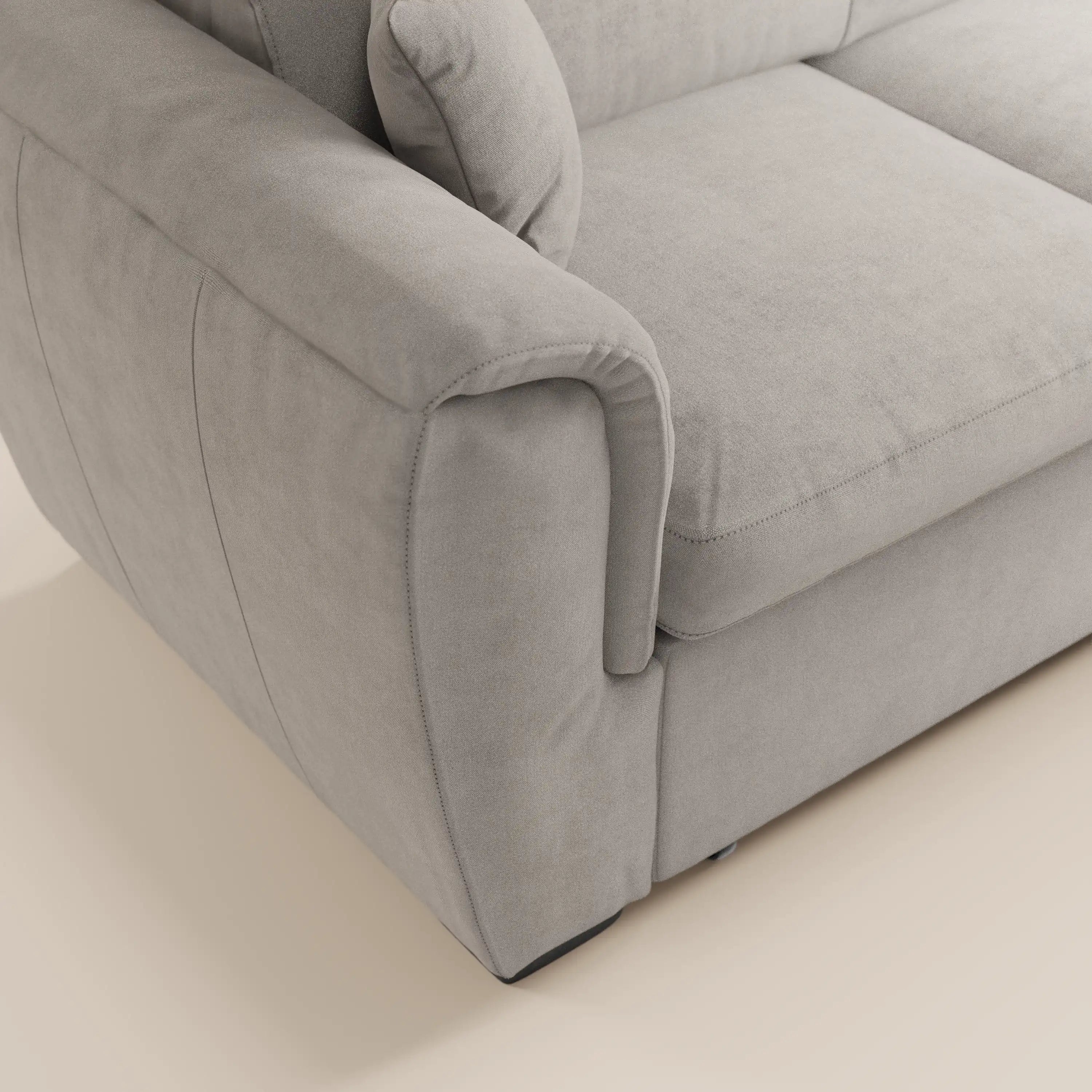 Primo piano del divano letto Titano con penisola reversibile di Divani.Store, caratterizzato da un rivestimento in tessuto morbido e resistente alle macchie con cuciture a vista e cuscini soffici. Il divano è dotato di poggiatesta regolabili e vano portaoggetti, raffigurato su un pavimento chiaro.