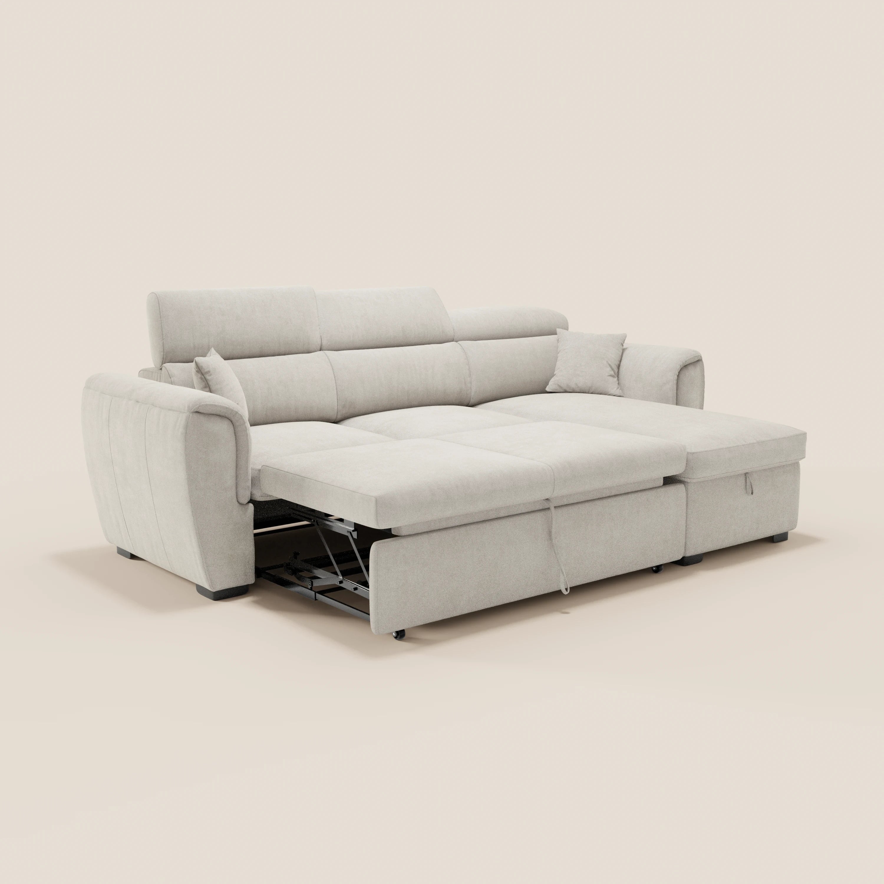 Il divano letto Titano di Divani.Store è un divano moderno color beige chiaro con chaise longue reversibile, poggiatesta reclinabili, letto estraibile, vano contenitore, tessuto antimacchia, gambe corte scure e un cuscino coordinato. Presentato su uno sfondo chiaro a tinta unita.