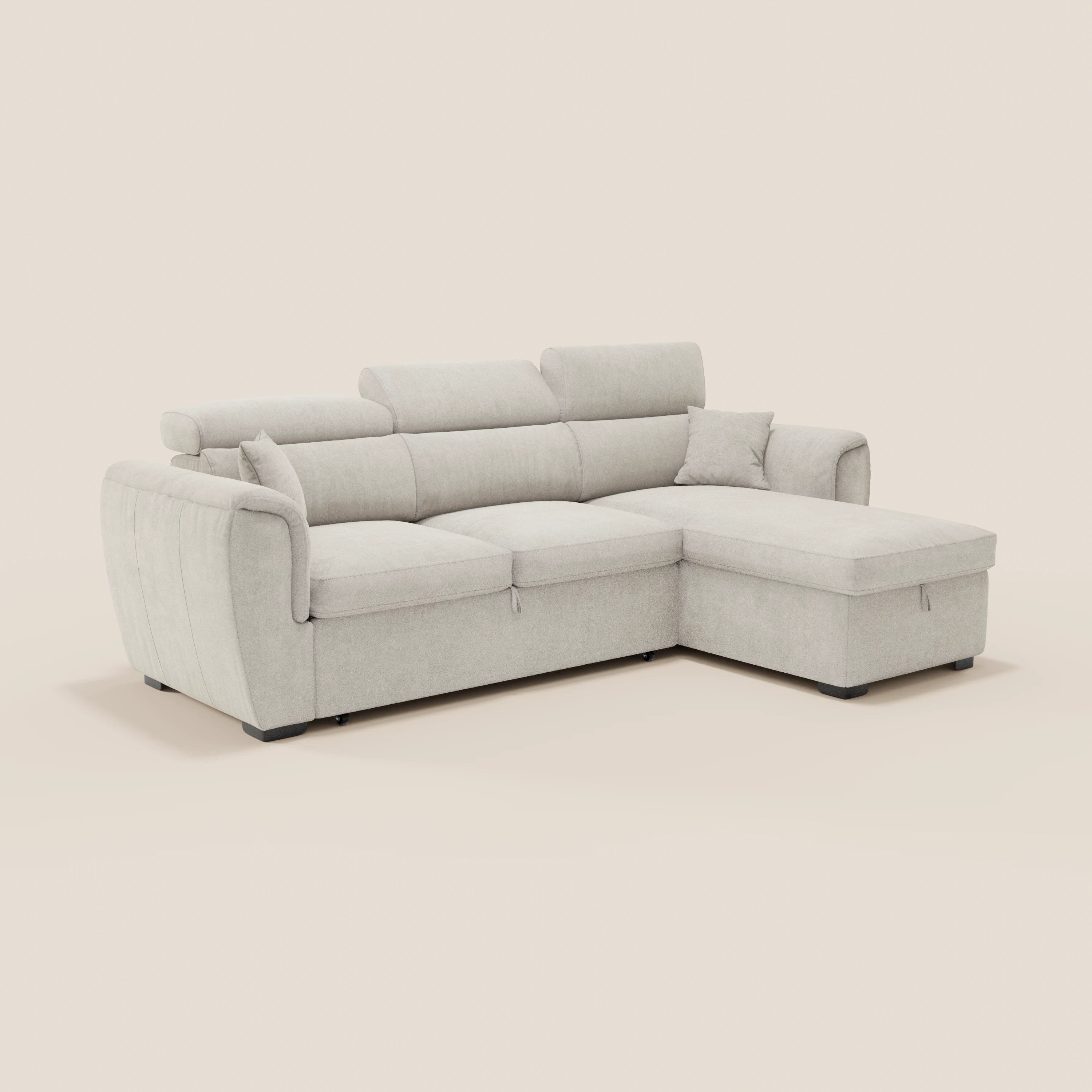 Il divano letto Titano di Divani.Store è dotato di una penisola reversibile con vano contenitore, poggiatesta reclinabili, un elemento estraibile ed è rivestito in tessuto antimacchia.