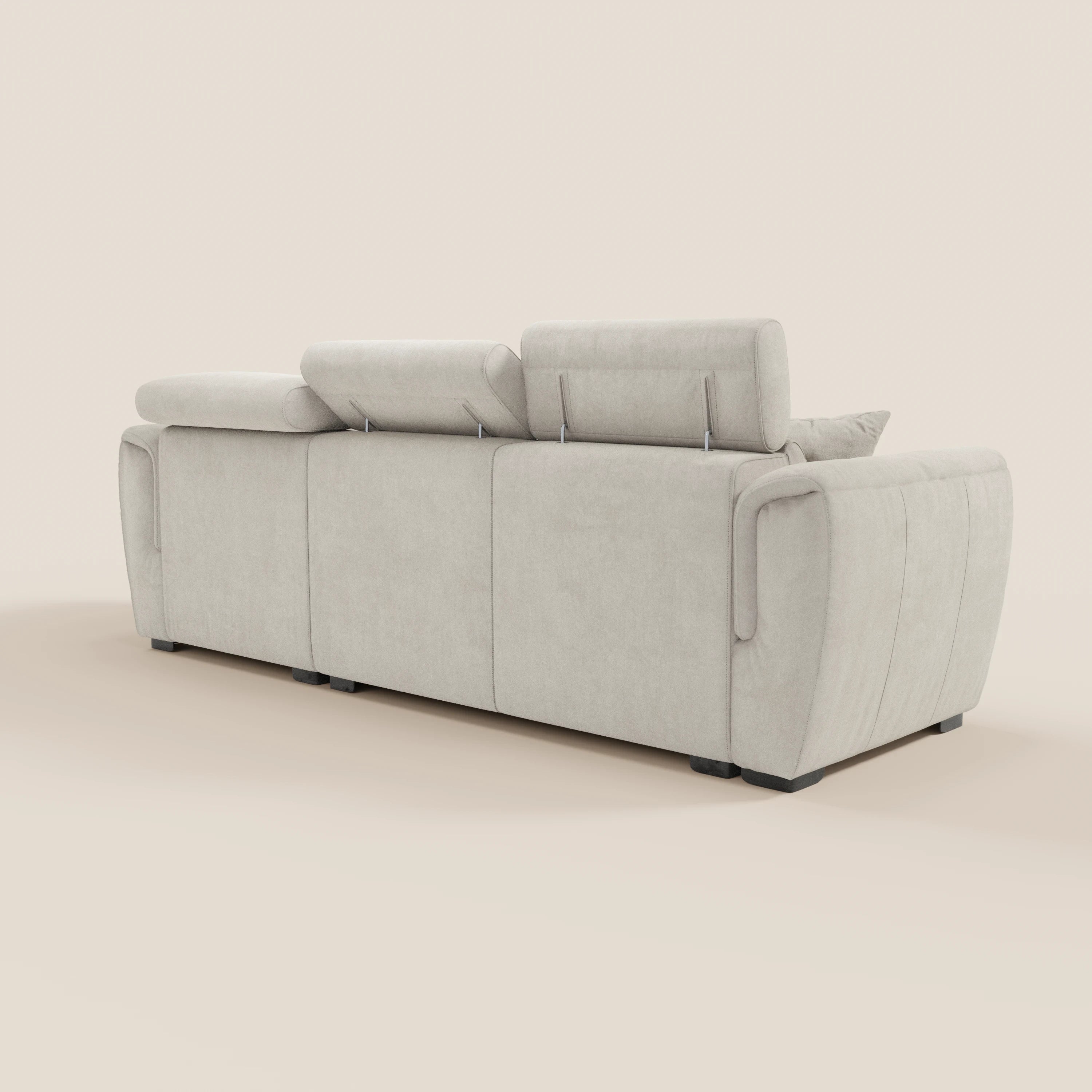 Il divano letto Titano con penisola reversibile di Divani.Store, in tessuto smacchiabile beige chiaro, è ripreso di retro su sfondo bianco. È dotato di poggiatesta reclinabili, braccioli arrotondati e presenta un design morbido e confortevole.