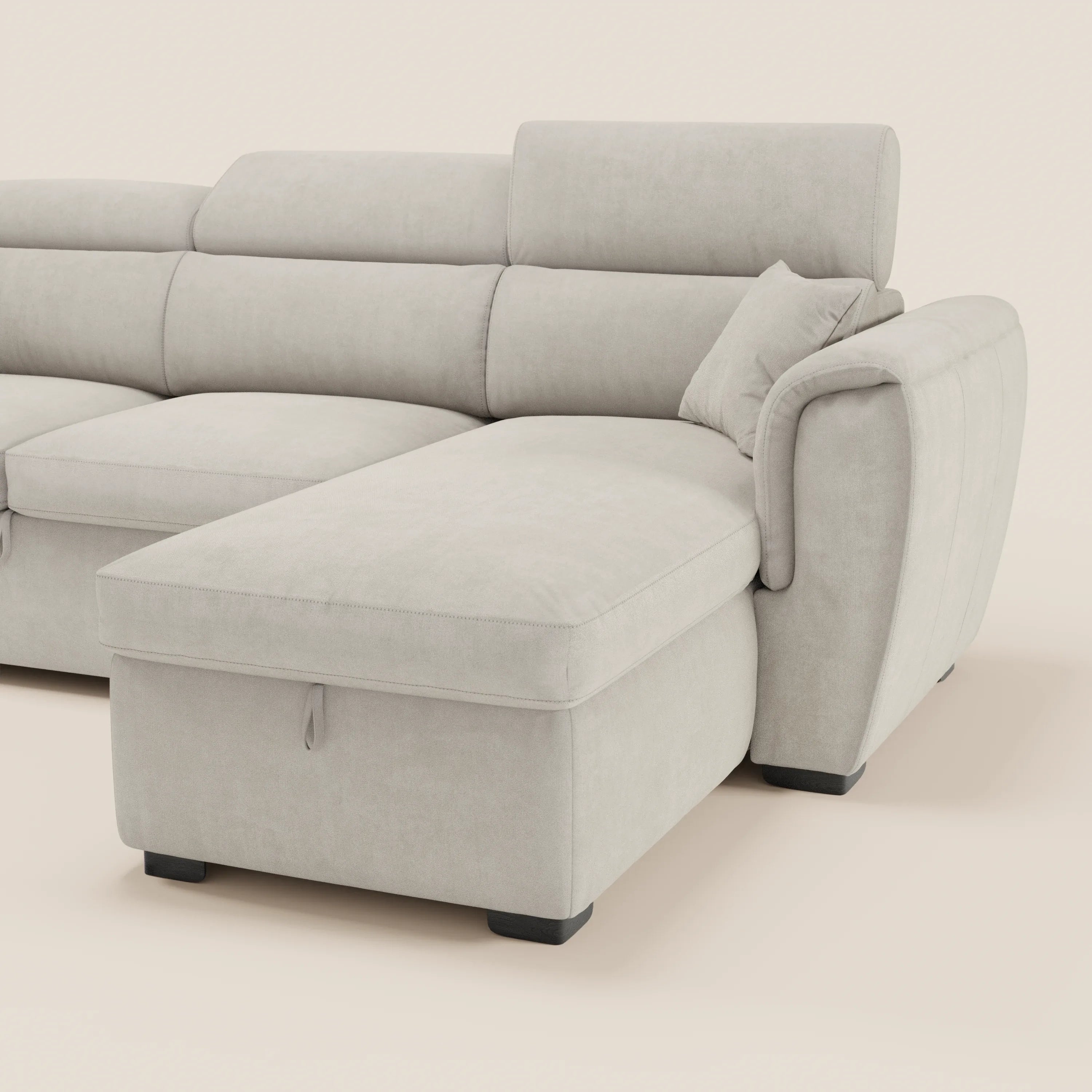 Il divano letto Titano di Divani.Store è dotato di una chaise longue reversibile con vano contenitore, tessuto antimacchia, poggiatesta reclinabili, elemento estraibile e uno stile contemporaneo in grigio chiaro.