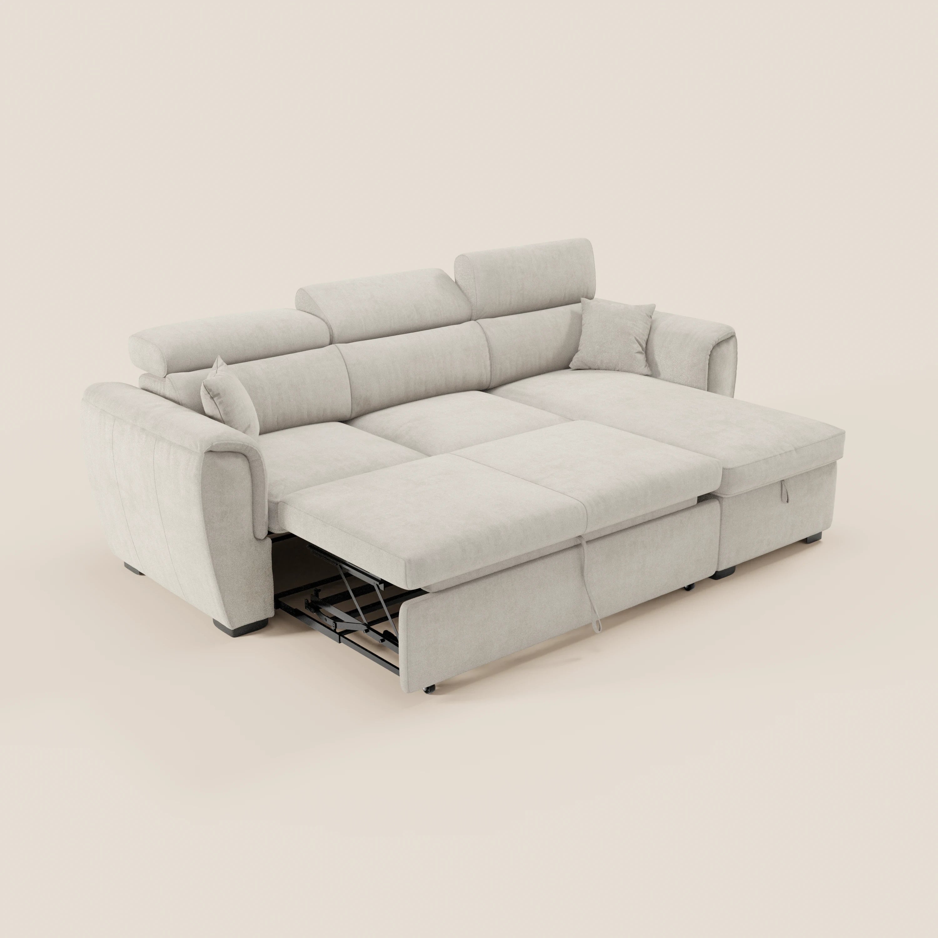 Il divano letto Titano con penisola reversibile di Divani.Store, in tessuto smacchiabile beige chiaro, è dotato di chaise longue a destra, poggiatesta reclinabili, elemento estraibile e due cuscini coordinati su sfondo neutro.