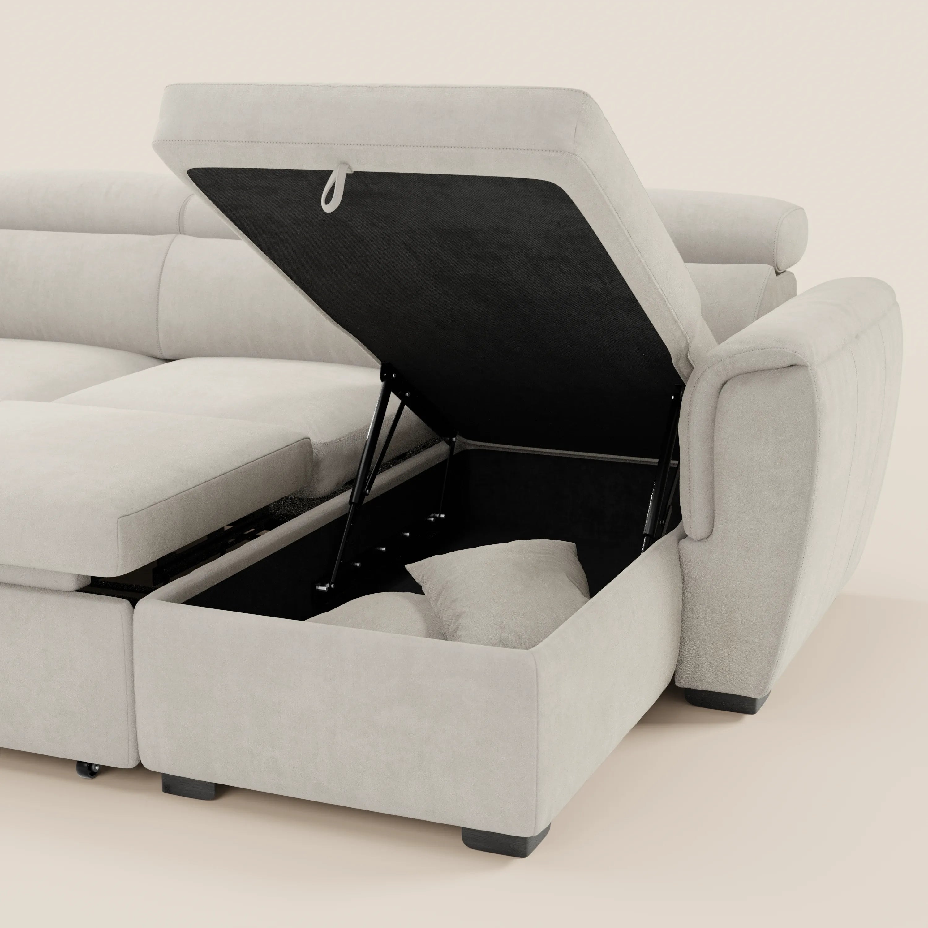 Il divano letto Titano con penisola reversibile di Divani.Store, realizzato in tessuto antimacchia, offre un vano contenitore sotto la seduta, poggiatesta reclinabili e un elemento estraibile. Il design moderno prevede morbidi braccioli su uno sfondo chiaro.