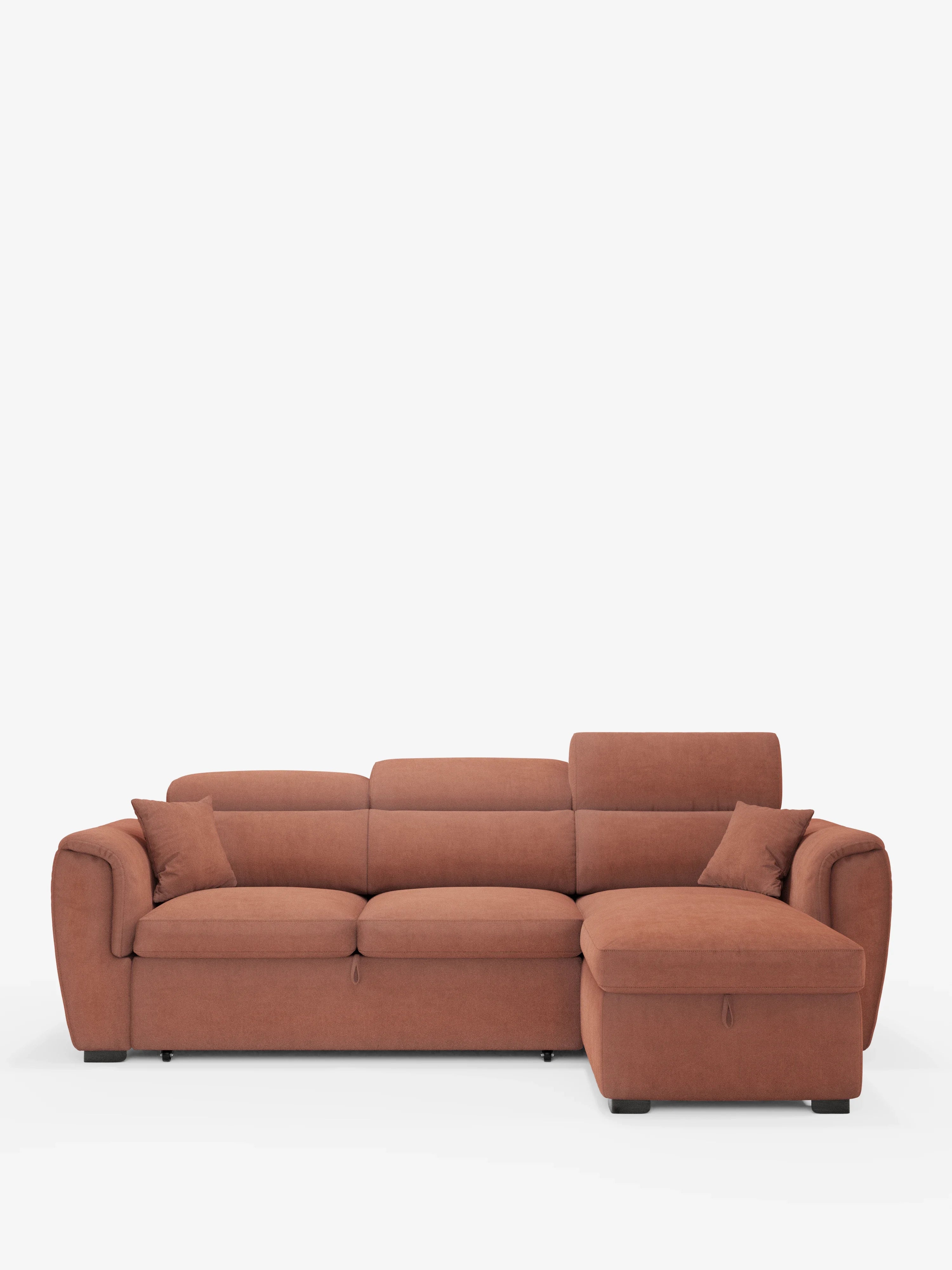 Il divano letto Titano con penisola reversibile e contenitore di Divani.Store è un divano moderno rivestito in tessuto color ruggine e resistente alle macchie. È dotato di morbidi cuscini, due cuscini decorativi abbinati e una chaise longue che può essere posizionata su entrambi i lati. Su uno sfondo bianco a tinta unita, questo complemento d’arredo contemporaneo si distingue per i braccioli arrotondati, i piedini neri corti, i poggiatesta reclinabili e un elemento estraibile che ne aumenta la versatilità.