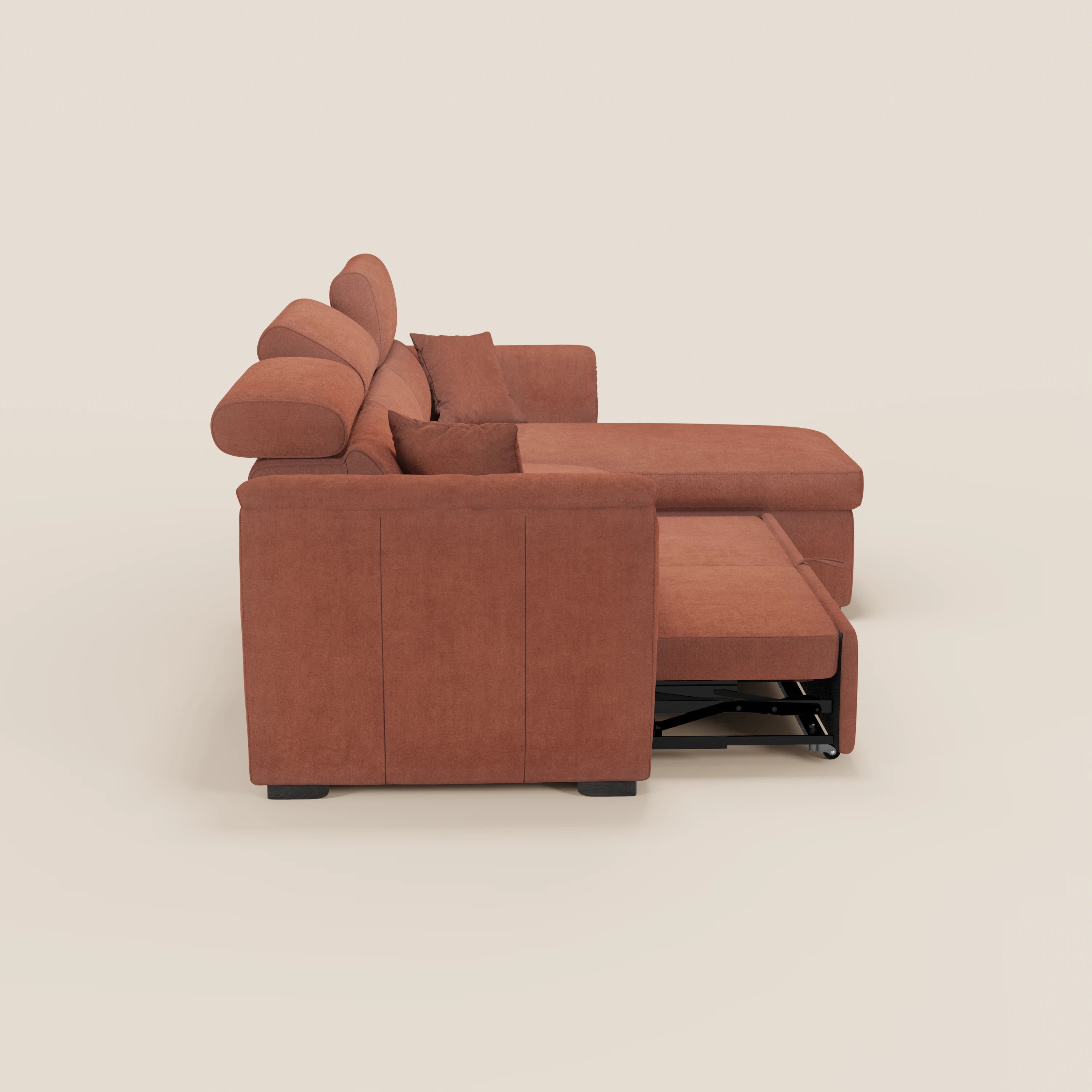 Vista laterale del divano letto Titano con penisola reversibile e contenitore di Divani.Store, caratterizzato da poggiatesta reclinabili, elemento estraibile in tessuto smacchiabile, linee pulite, cuciture a vista e uno sfondo chiaro.
