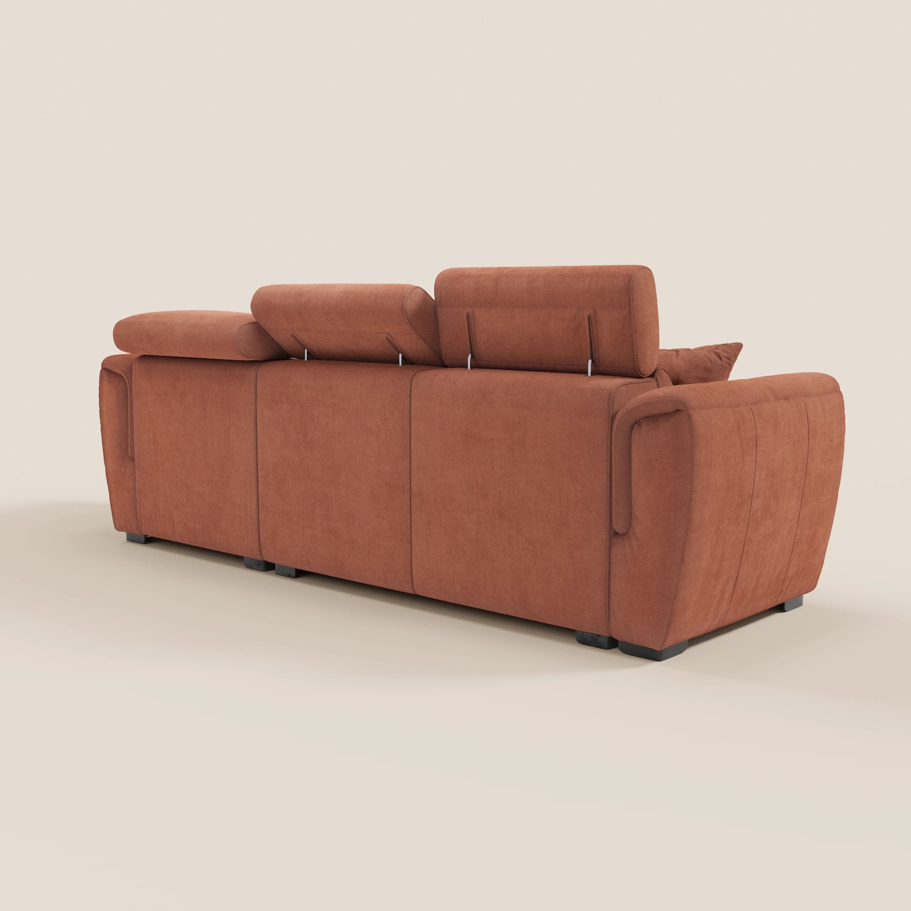 Il divano letto Titano di Divani.Store, qui raffigurato di retro in tessuto color ruggine, è dotato di poggiatesta reclinabili, una chaise longue reversibile con vano portaoggetti, un elemento estraibile, morbidi cuscini, braccioli arrotondati e piedini neri corti su uno sfondo chiaro.