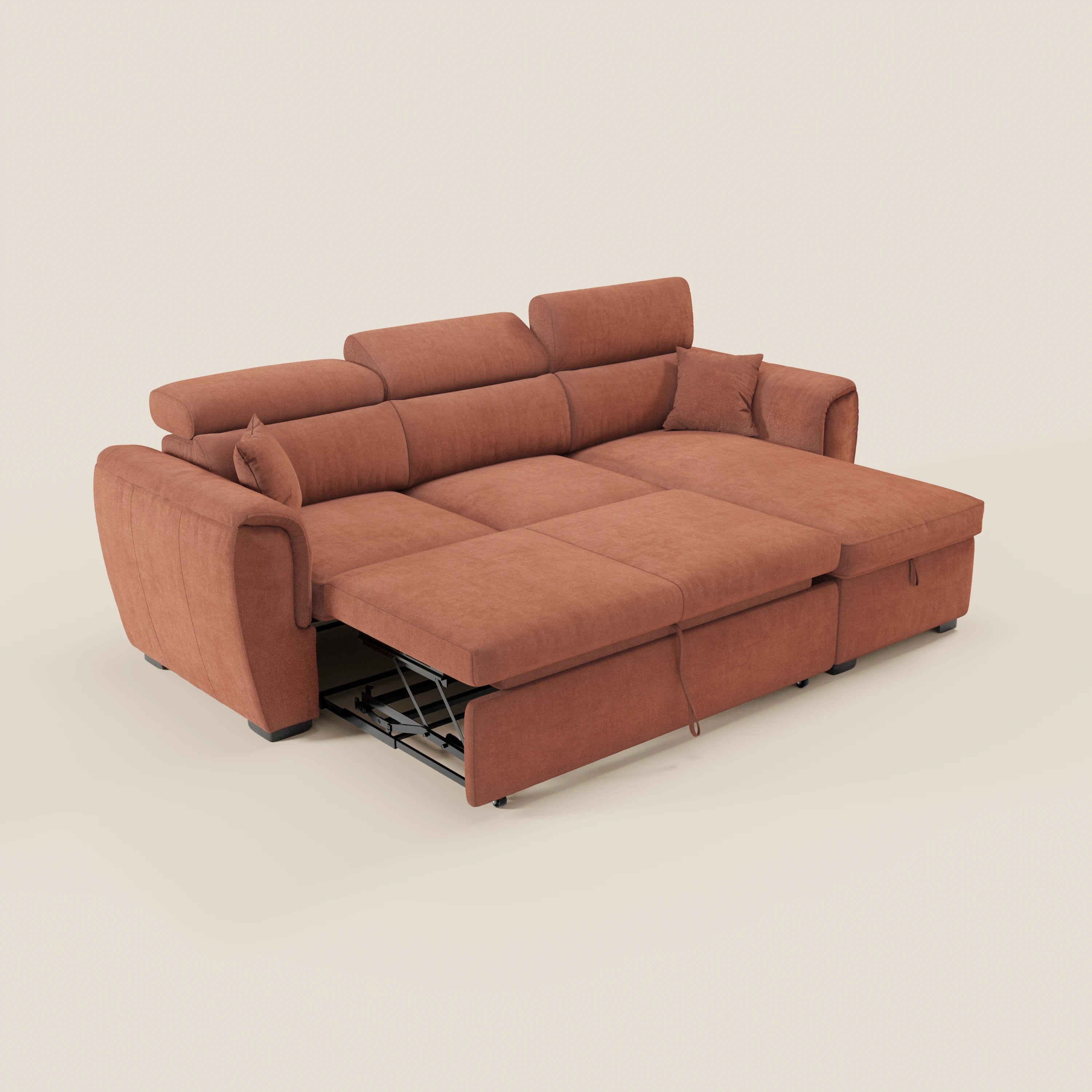 Il divano letto Titano di Divani.Store è realizzato in tessuto color ruggine, presenta una chaise longue reversibile con vano portaoggetti, poggiatesta regolabili, letto estraibile, due cuscini coordinati e piedini neri, ed è raffigurato su uno sfondo bianco sporco a tinta unita.