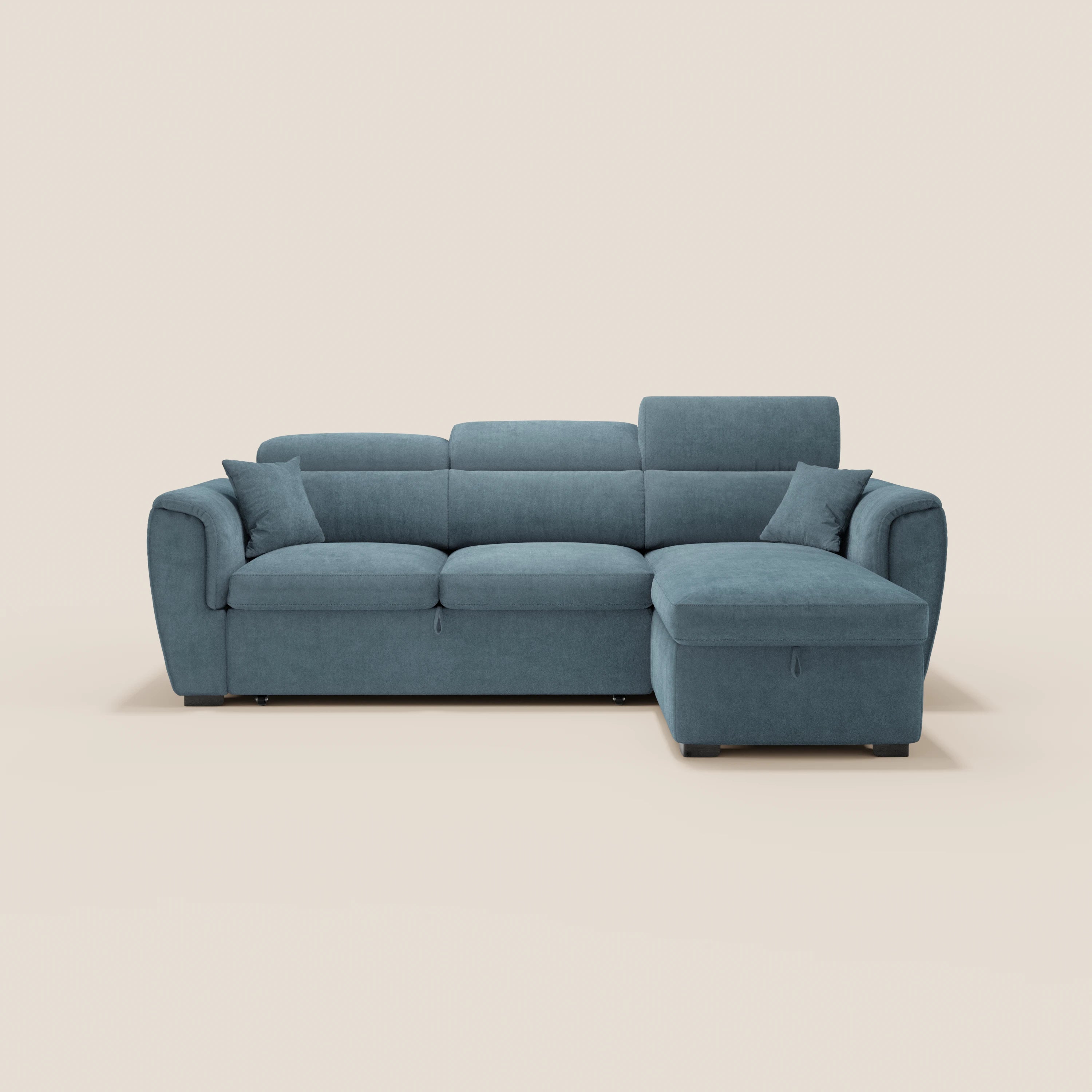 Il divano letto Titano con penisola reversibile di Divani.Store, realizzato in tessuto antimacchia, è dotato di poggiatesta reclinabili, elemento estraibile e ampio vano contenitore, ed è ideale per un salotto moderno e funzionale.