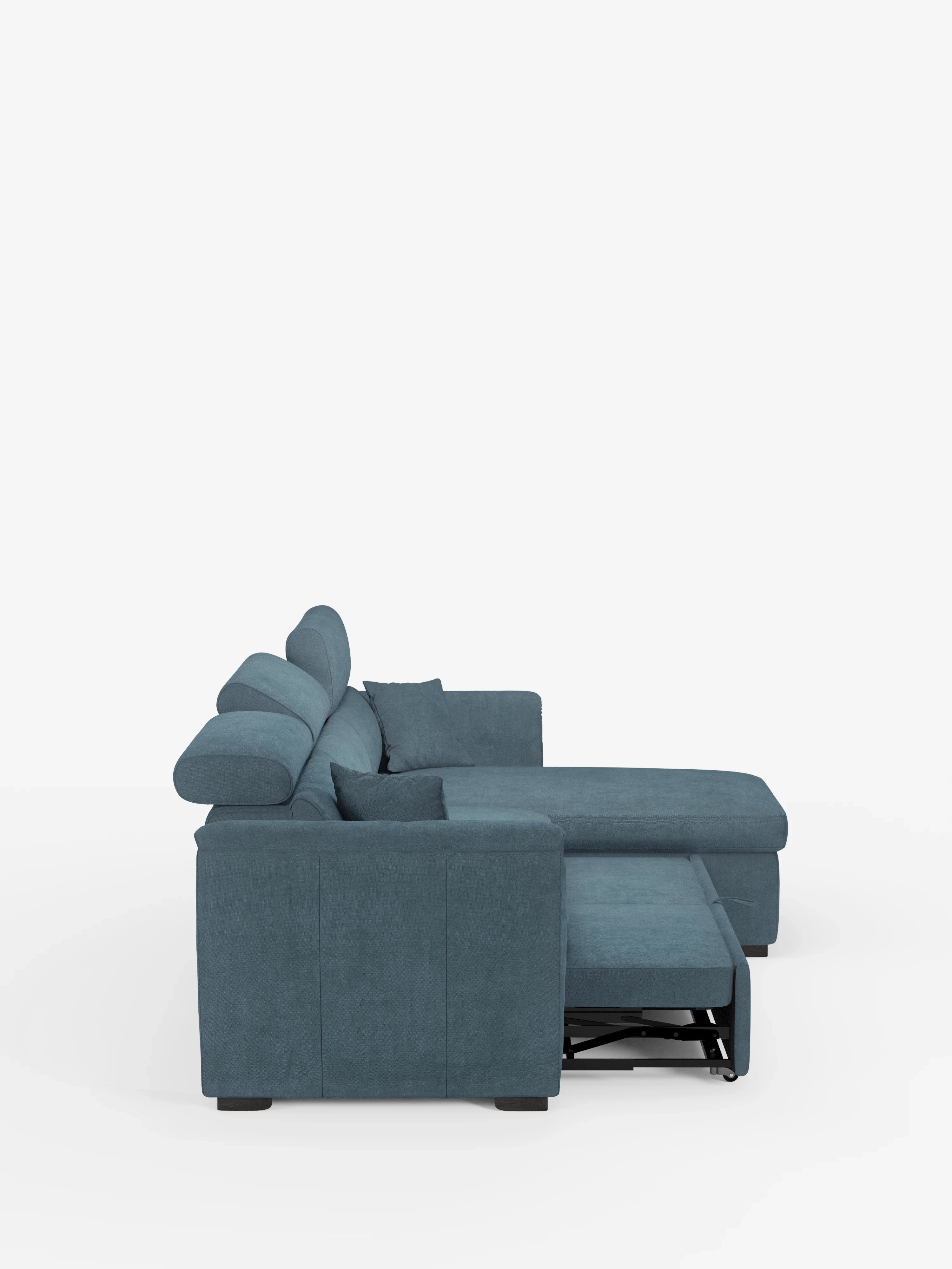 Un divano letto Titano blu con penisola reversibile e contenitore di Divani.Store è raffigurato di profilo su uno sfondo bianco a tinta unita. Rivestito in morbido tessuto antimacchia, questo divano moderno è dotato di poggiatesta regolabili e di un elemento estraibile sul lato destro per un maggiore comfort, oltre che di una chaise longue reversibile.