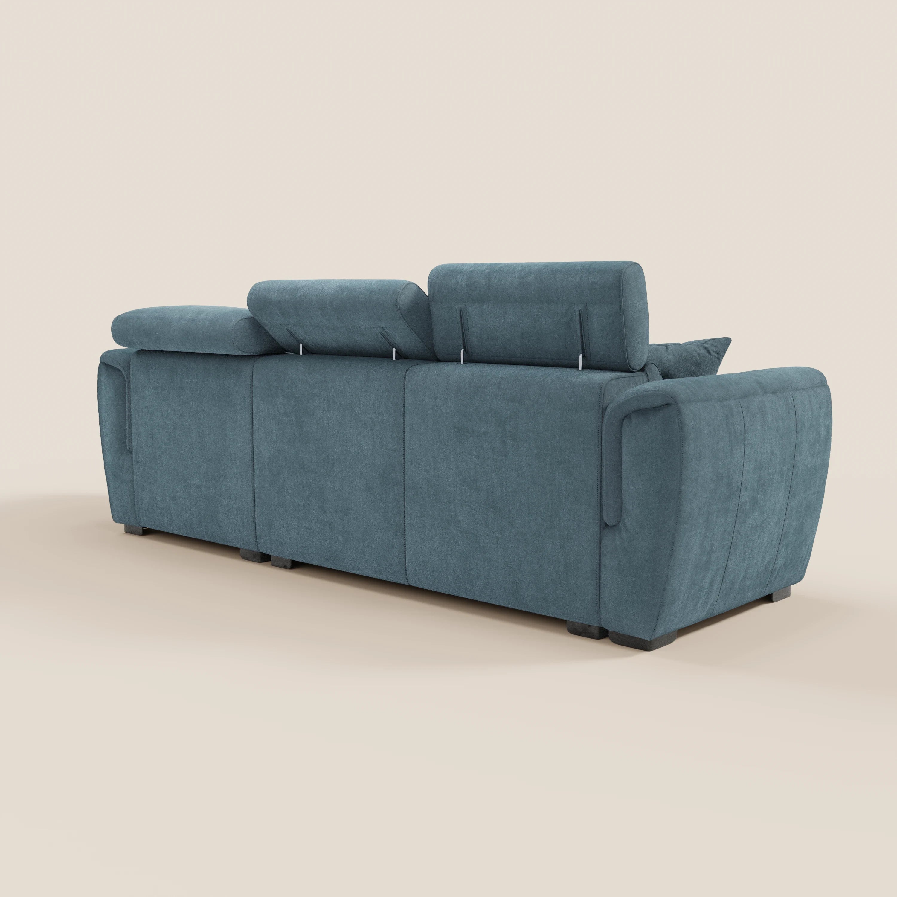 Il divano letto Titano con penisola reversibile di Divani.Store è raffigurato di retro in tessuto blu-grigio lavabile, con tre poggiatesta reclinabili, ampi braccioli e piedini neri bassi su sfondo chiaro.