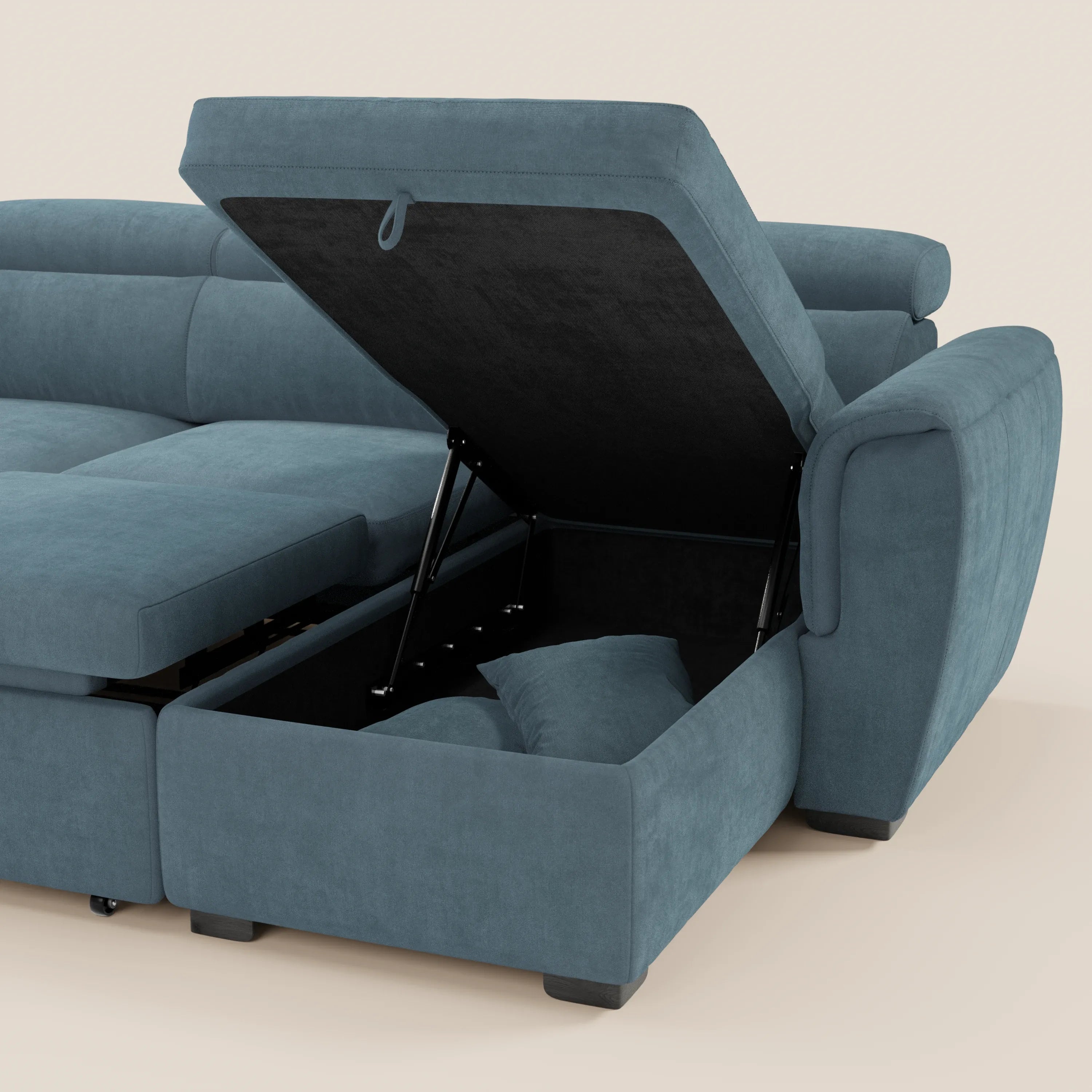 Il divano letto Titano con penisola reversibile di Divani.Store, in tessuto antimacchia, offre un vano contenitore sotto la chaise longue, poggiatesta reclinabili e un elemento estraibile. Design moderno con piedini neri su sfondo beige chiaro.