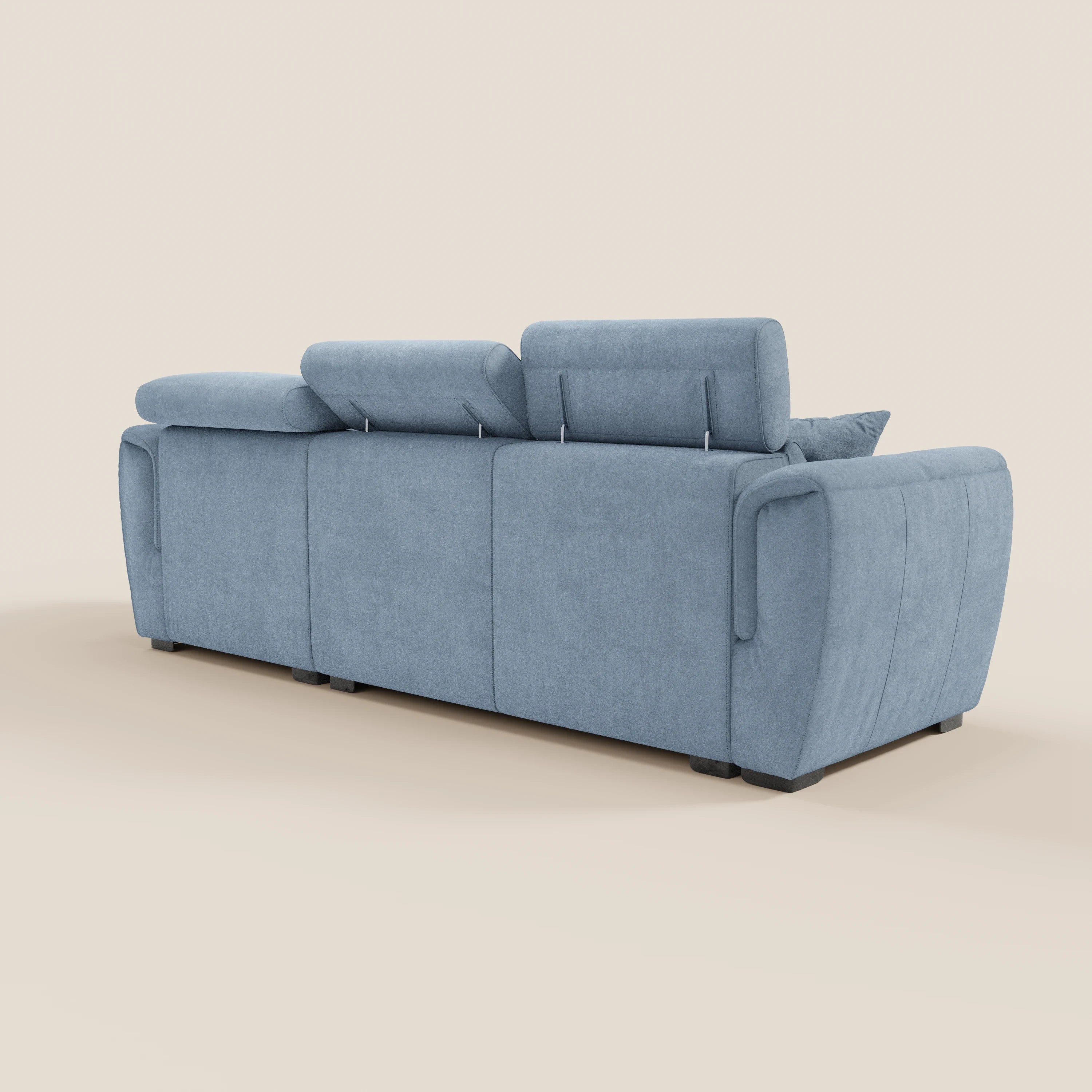 Il divano letto Titano con penisola reversibile di Divani.Store, in tessuto smacchiabile azzurro, è raffigurato di retro con tre poggiatesta reclinabili, braccioli arrotondati e piccoli piedini neri su sfondo bianco.