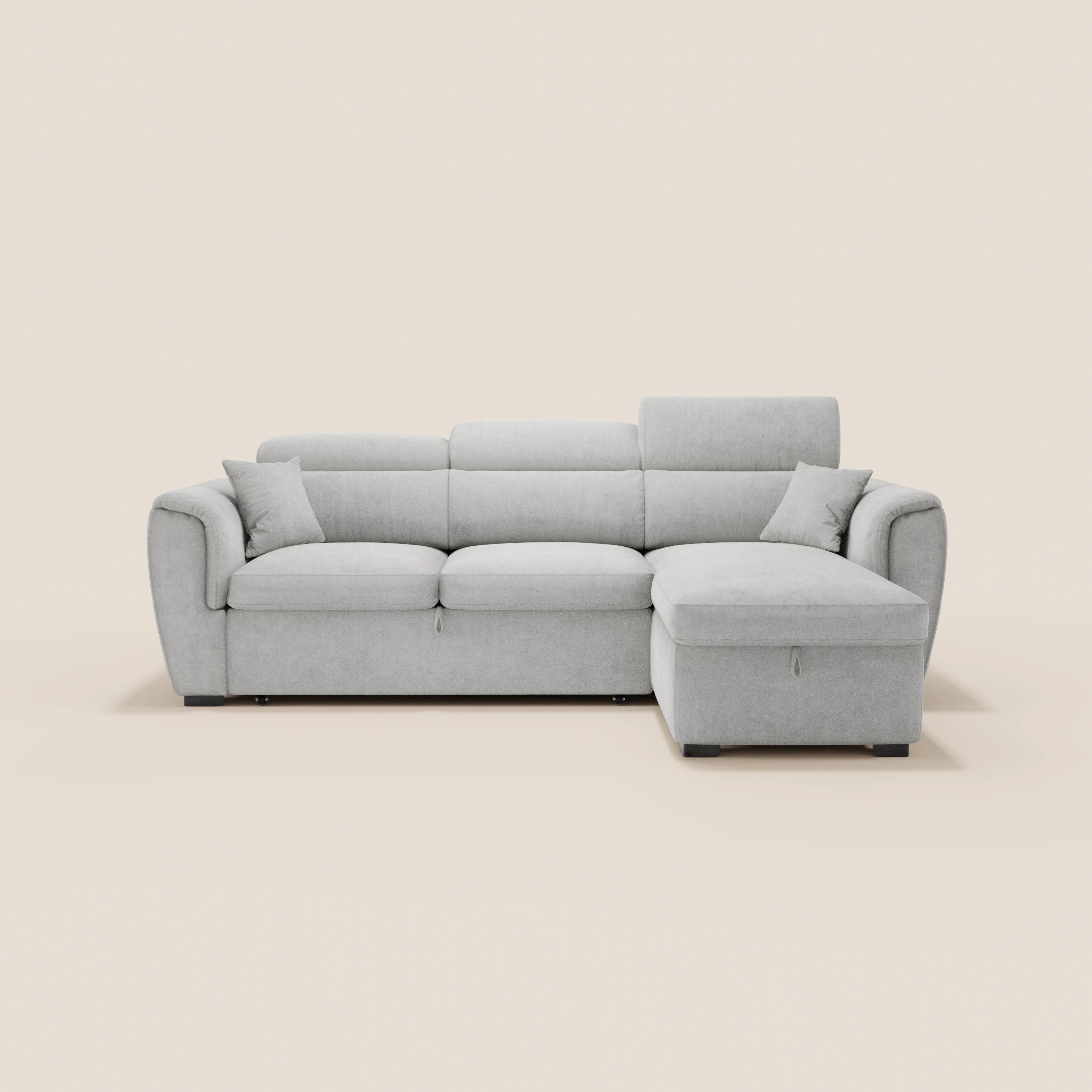 Il divano letto Titano con penisola reversibile di Divani.Store è dotato di poggiatesta reclinabili, elemento estraibile, contenitore e tessuto facile da pulire. Il suo design moderno risalta su uno sfondo beige a tinta unita.