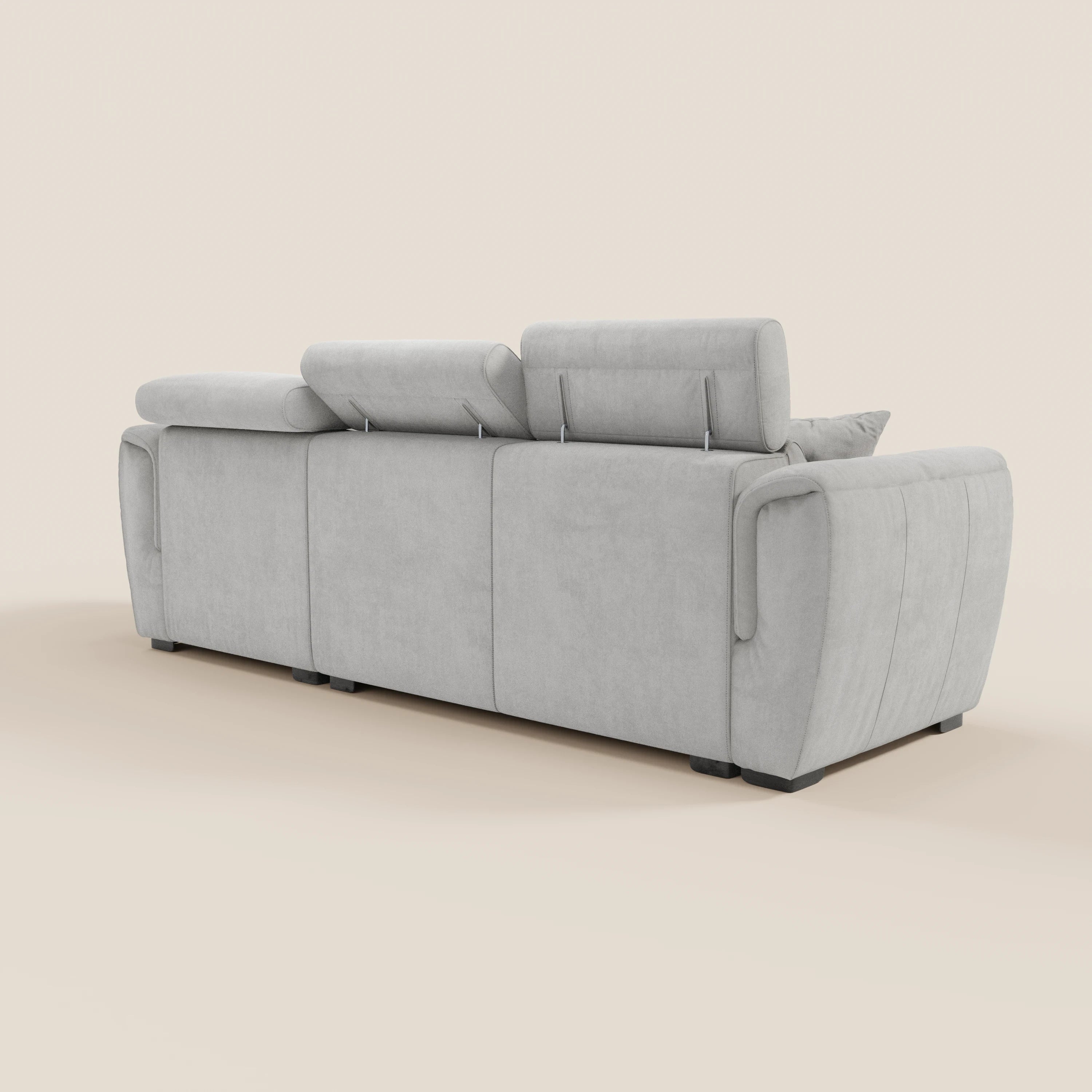 Il divano letto Titano con penisola reversibile di Divani.Store, realizzato in tessuto grigio chiaro facile da pulire, è dotato di poggiatesta reclinabili, contenitore, elemento estraibile e un design moderno con ampi braccioli su uno sfondo neutro.