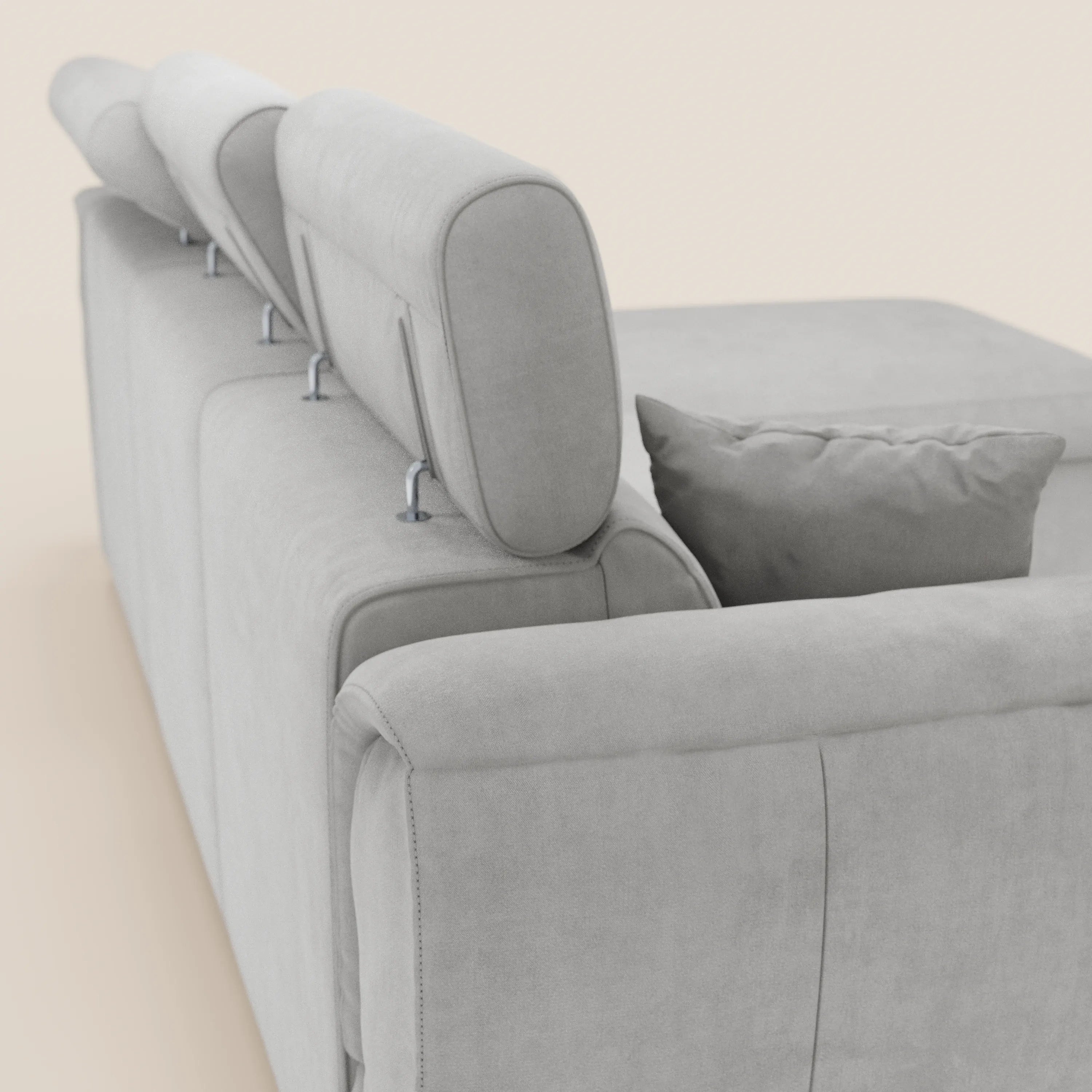 Il divano letto Titano di Divani.Store è dotato di una chaise longue reversibile con vano portaoggetti, tre poggiatesta reclinabili, un elemento estraibile e un tessuto antimacchia: perfetto per gli spazi moderni che puntano su linee essenziali e uno stile minimalista.